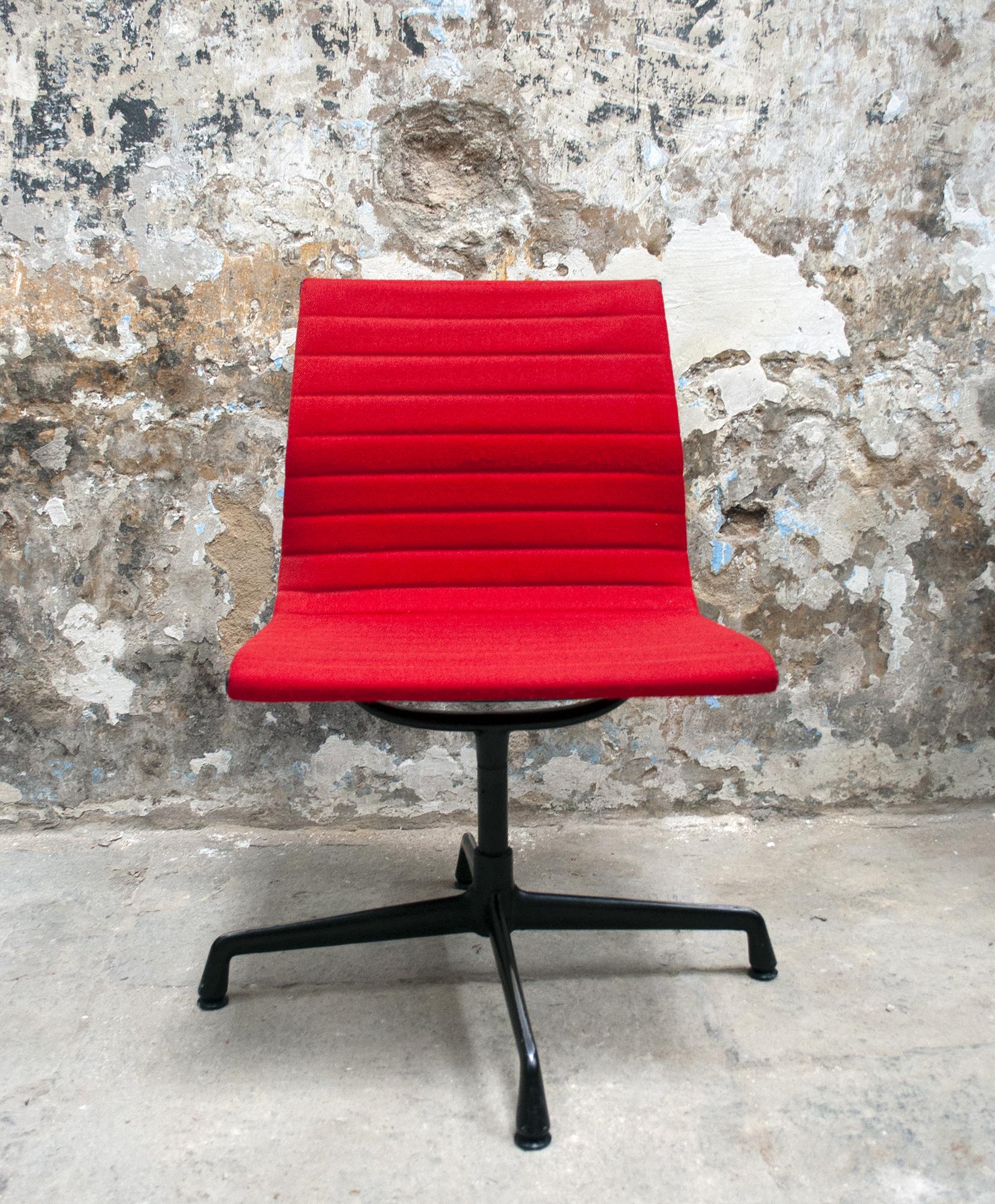 Late 20th Century Pair of Aluminum Chair by Charles & Ray Eames for Herman Miller, 1980s For Sale