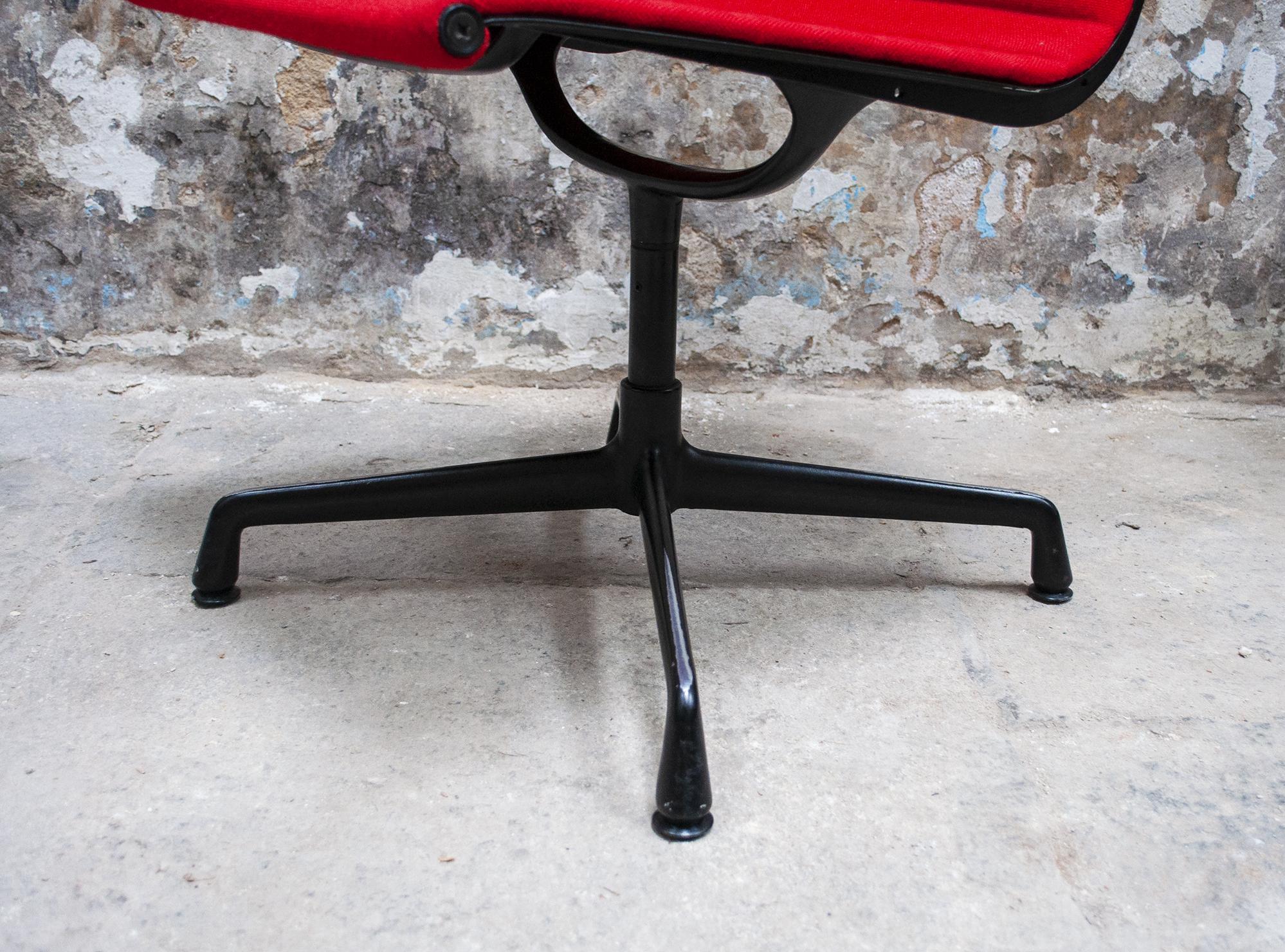 Pair of Aluminum Chair by Charles & Ray Eames for Herman Miller, 1980s For Sale 4