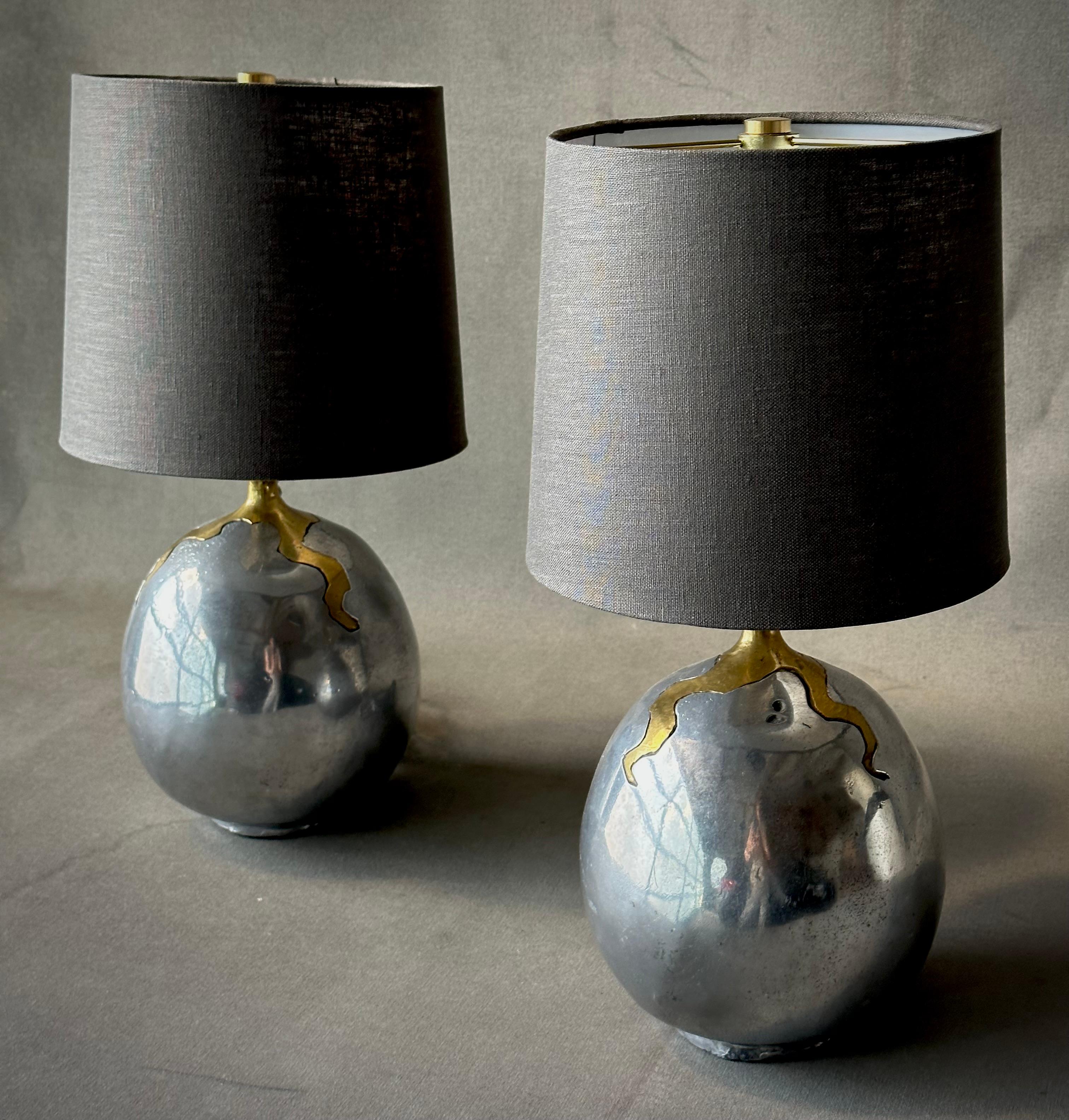 Ein Paar David Marshall Tischlampen aus Aluminium (Spanisch) im Angebot
