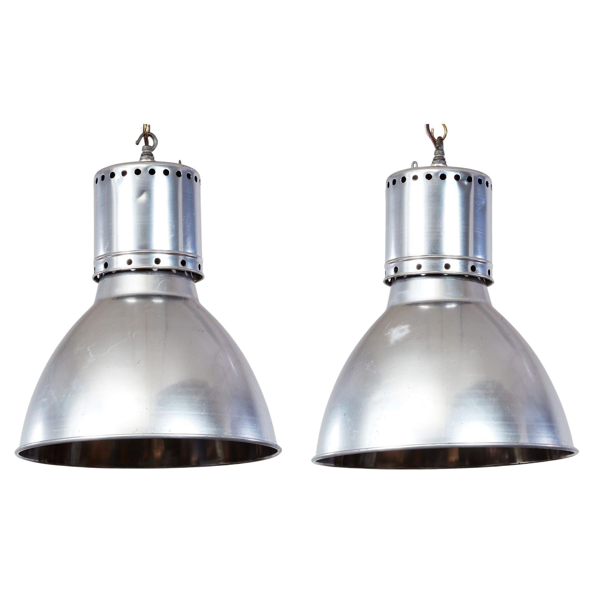 Ein Paar Aluminium Dome Pendelleuchten