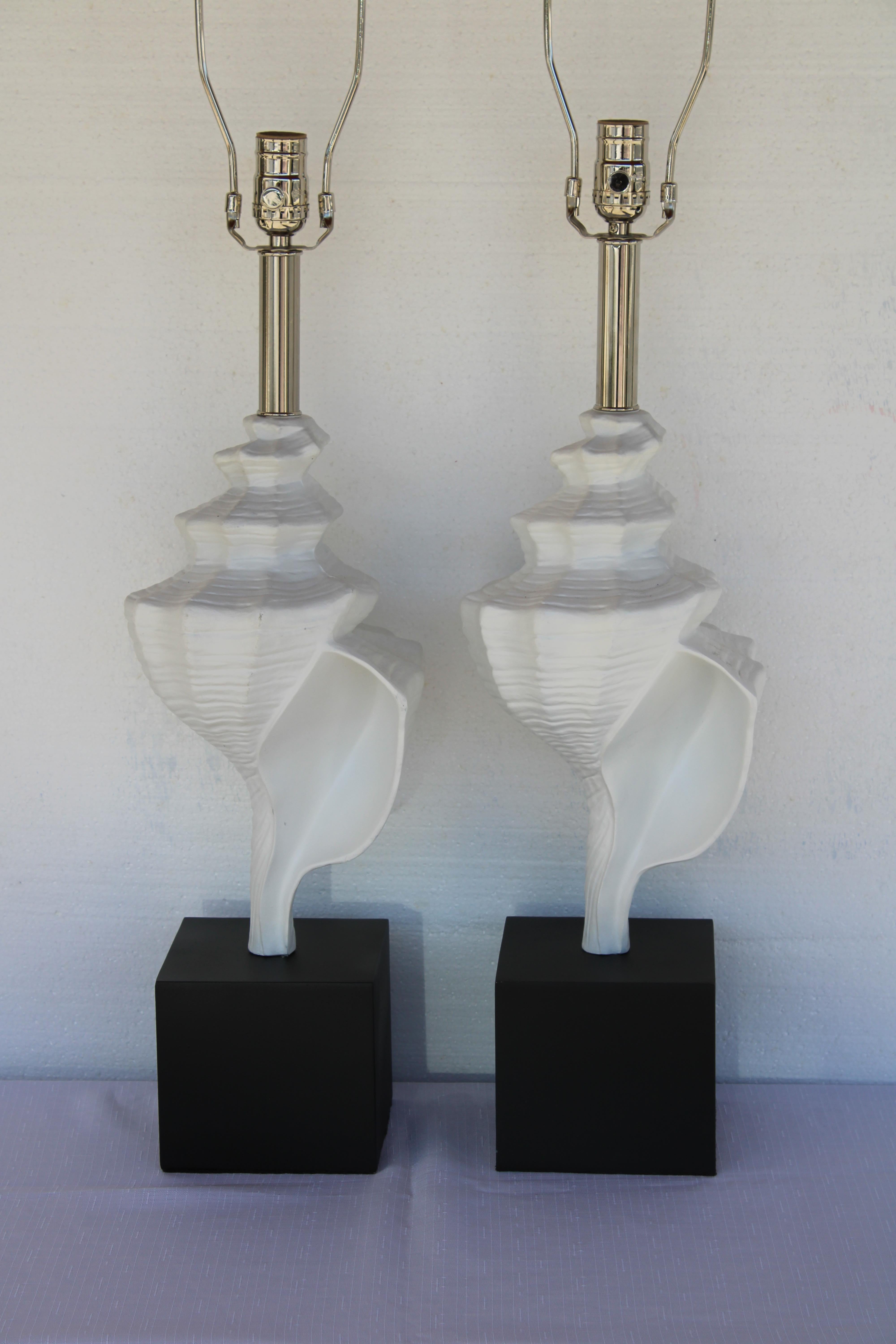 Coppia di lampade a conchiglia in alluminio attribuite alla Laurel Lamp Company, Newark, New Jersey. La conchiglia è alta 13,25 pollici. L'altezza totale dalla base alla base della presa è di 22.5