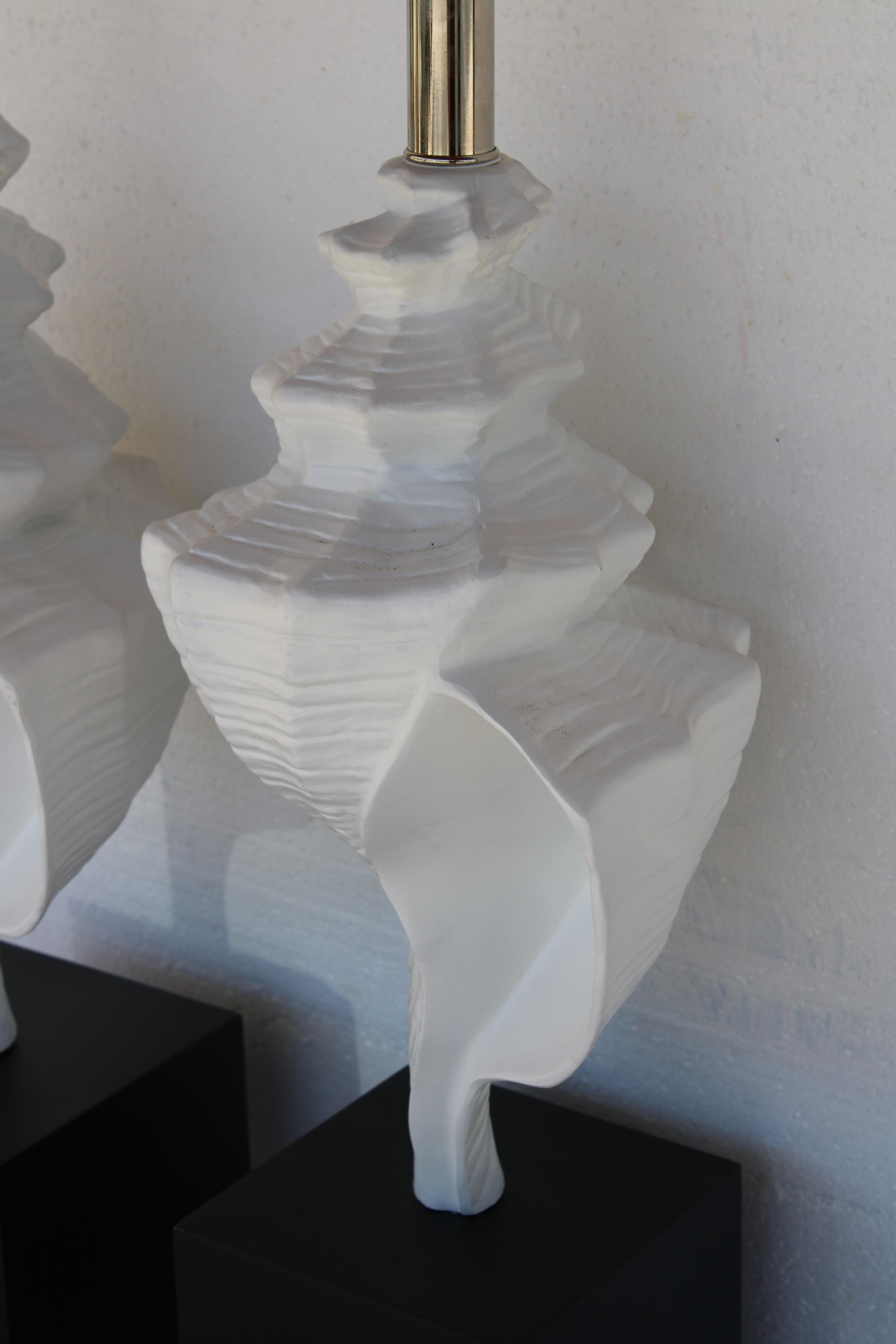 Mid-Century moderno Coppia di lampade a conchiglia in alluminio attribuite alla Laurel Lamp Co. in vendita