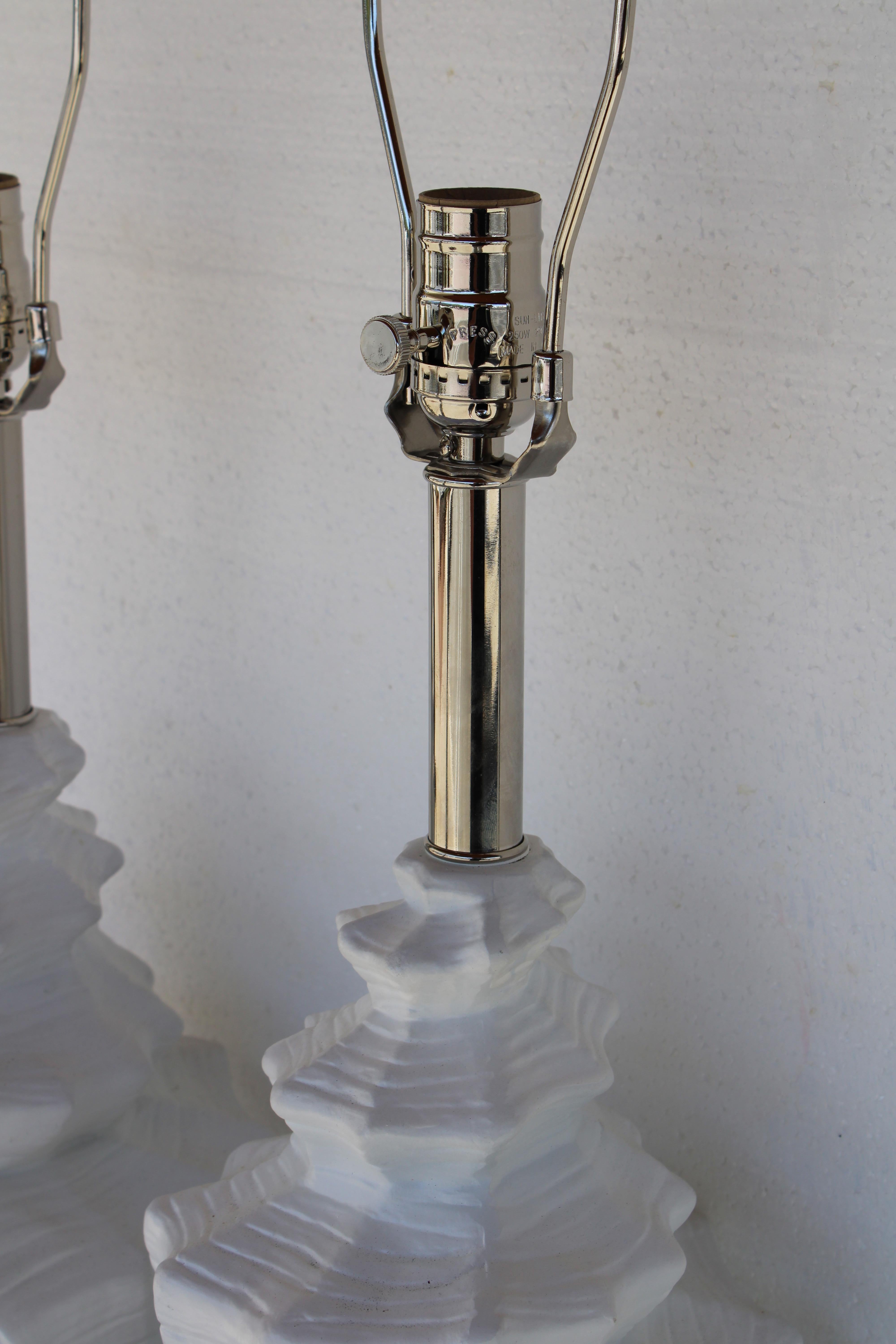 Coppia di lampade a conchiglia in alluminio attribuite alla Laurel Lamp Co. In condizioni buone in vendita a Palm Springs, CA
