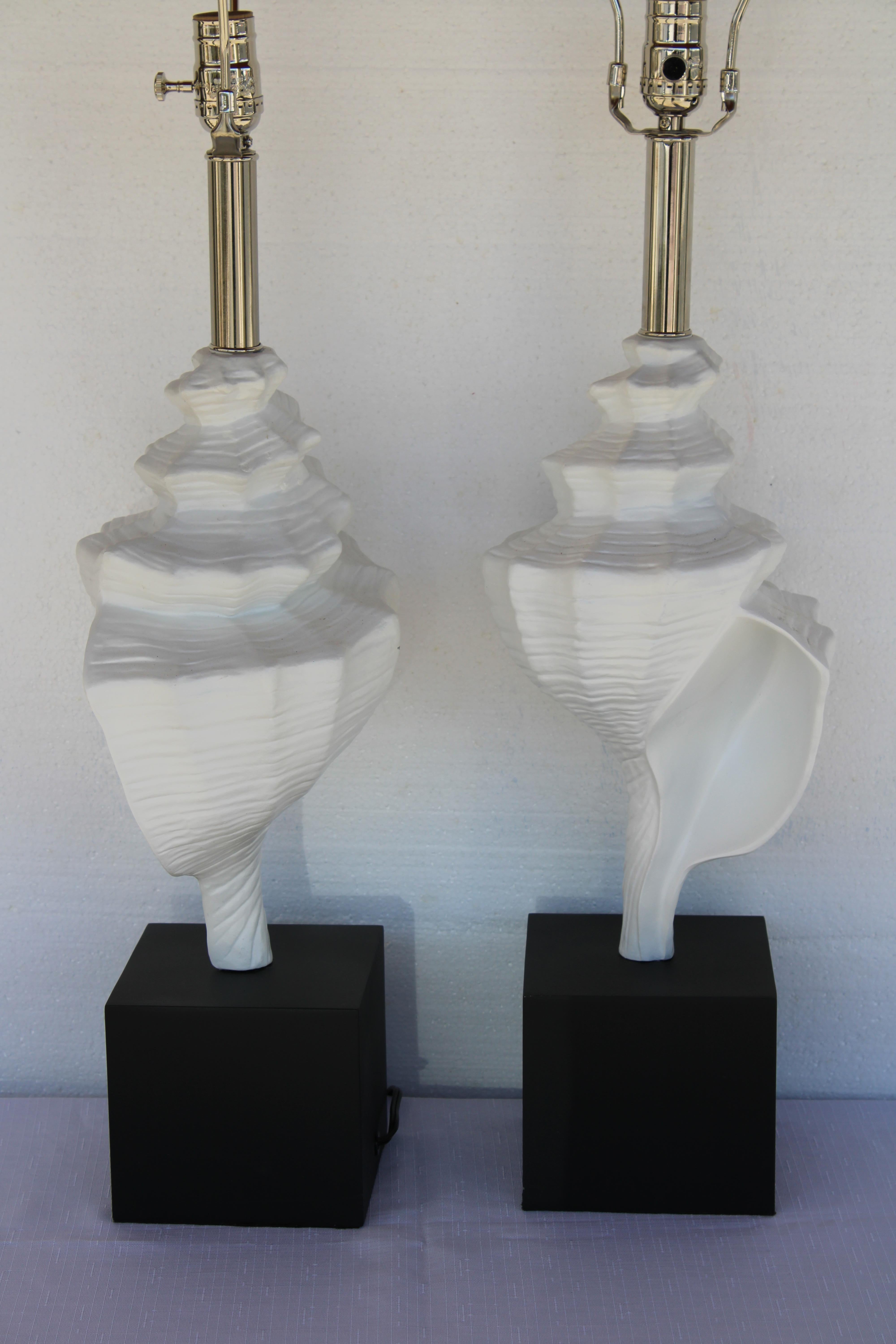 Metà XX secolo Coppia di lampade a conchiglia in alluminio attribuite alla Laurel Lamp Co. in vendita