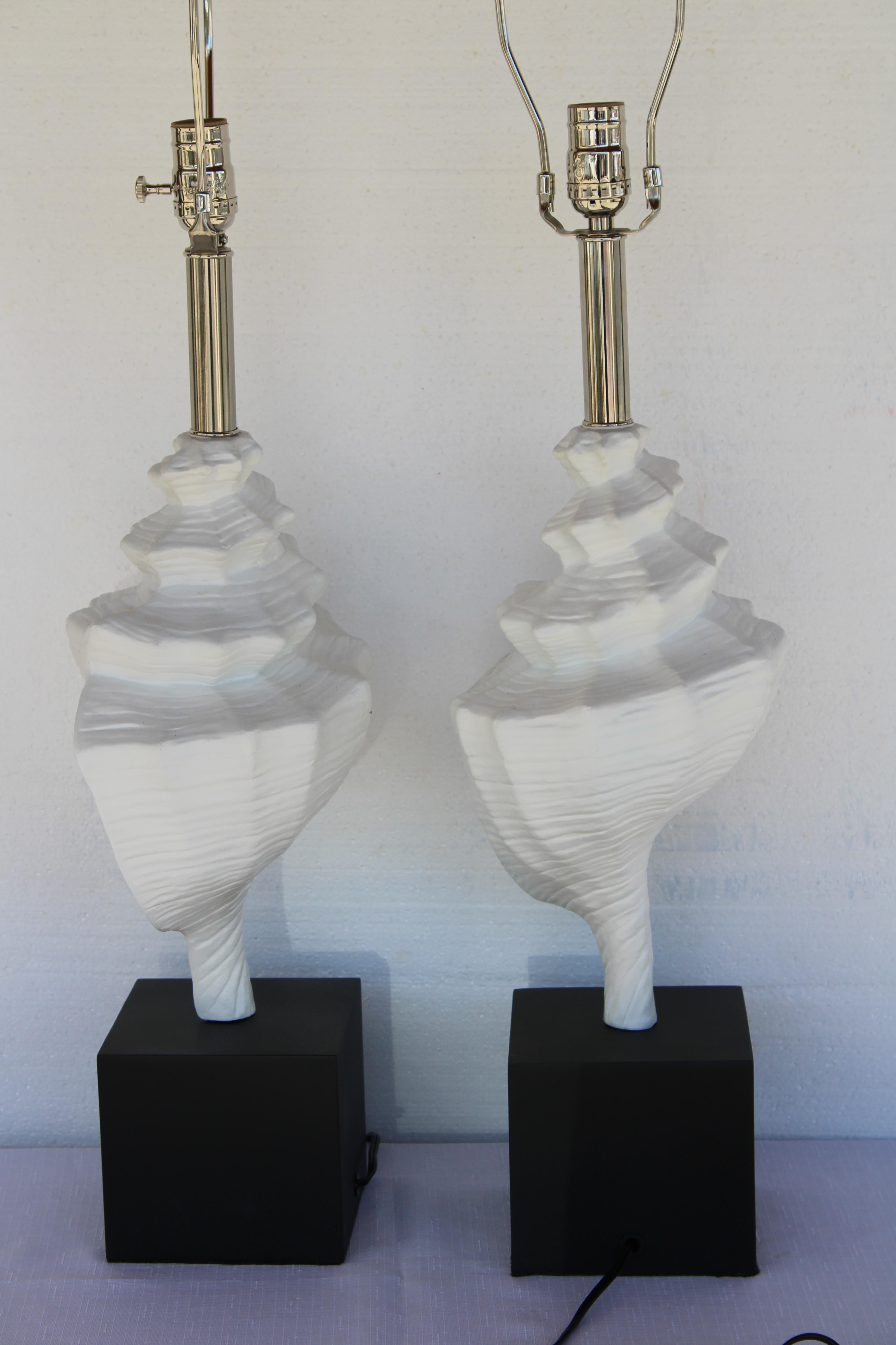Alluminio Coppia di lampade a conchiglia in alluminio attribuite alla Laurel Lamp Co. in vendita