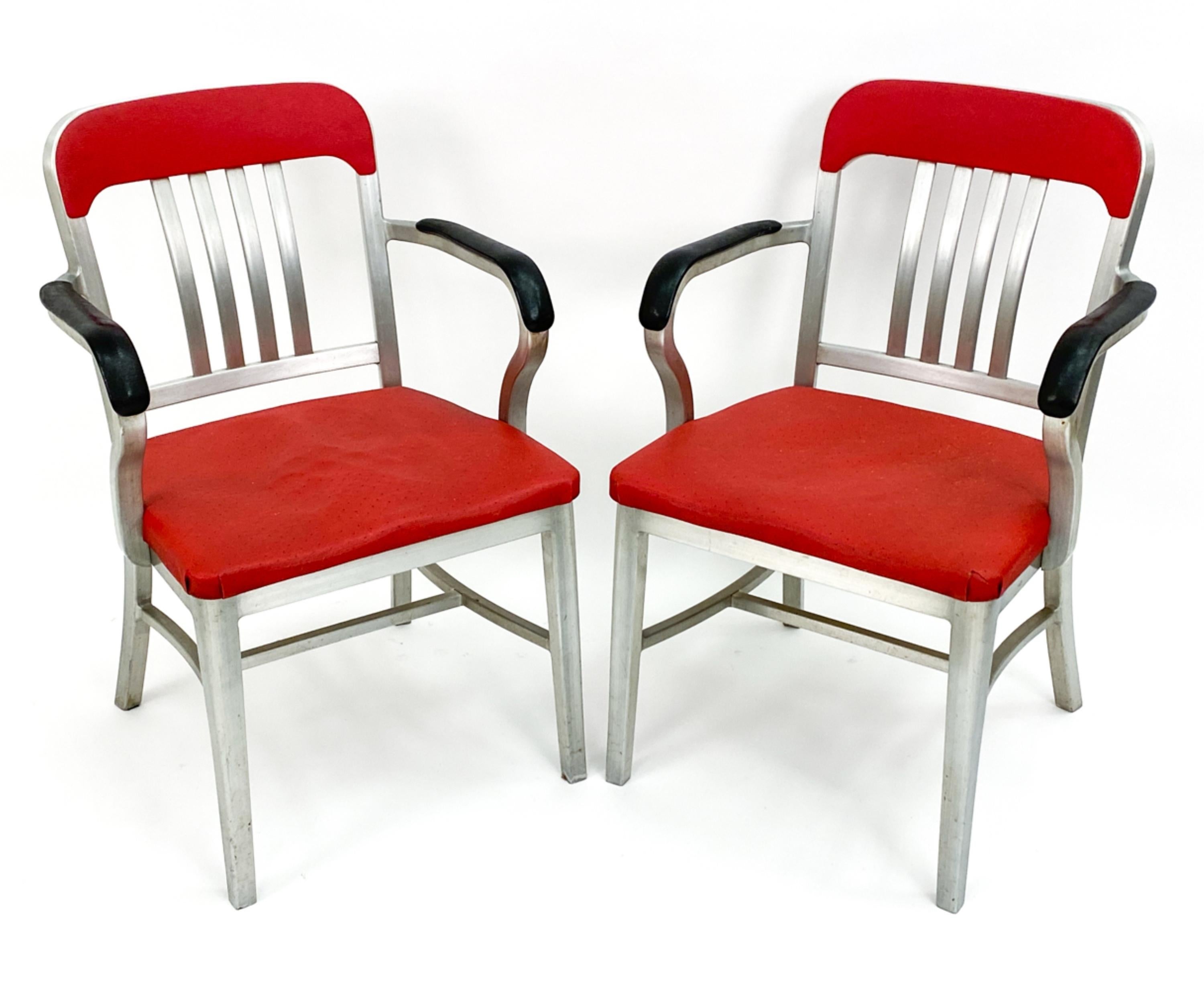 Dieses unverwechselbare Paar GoodForm-Aluminiumsessel verkörpert die stromlinienförmige Ästhetik und industrielle Eleganz des Designs aus der Mitte des 20. Jahrhunderts. Diese in den 1950er Jahren hergestellten Stühle zeugen von Goodforms Ruf,