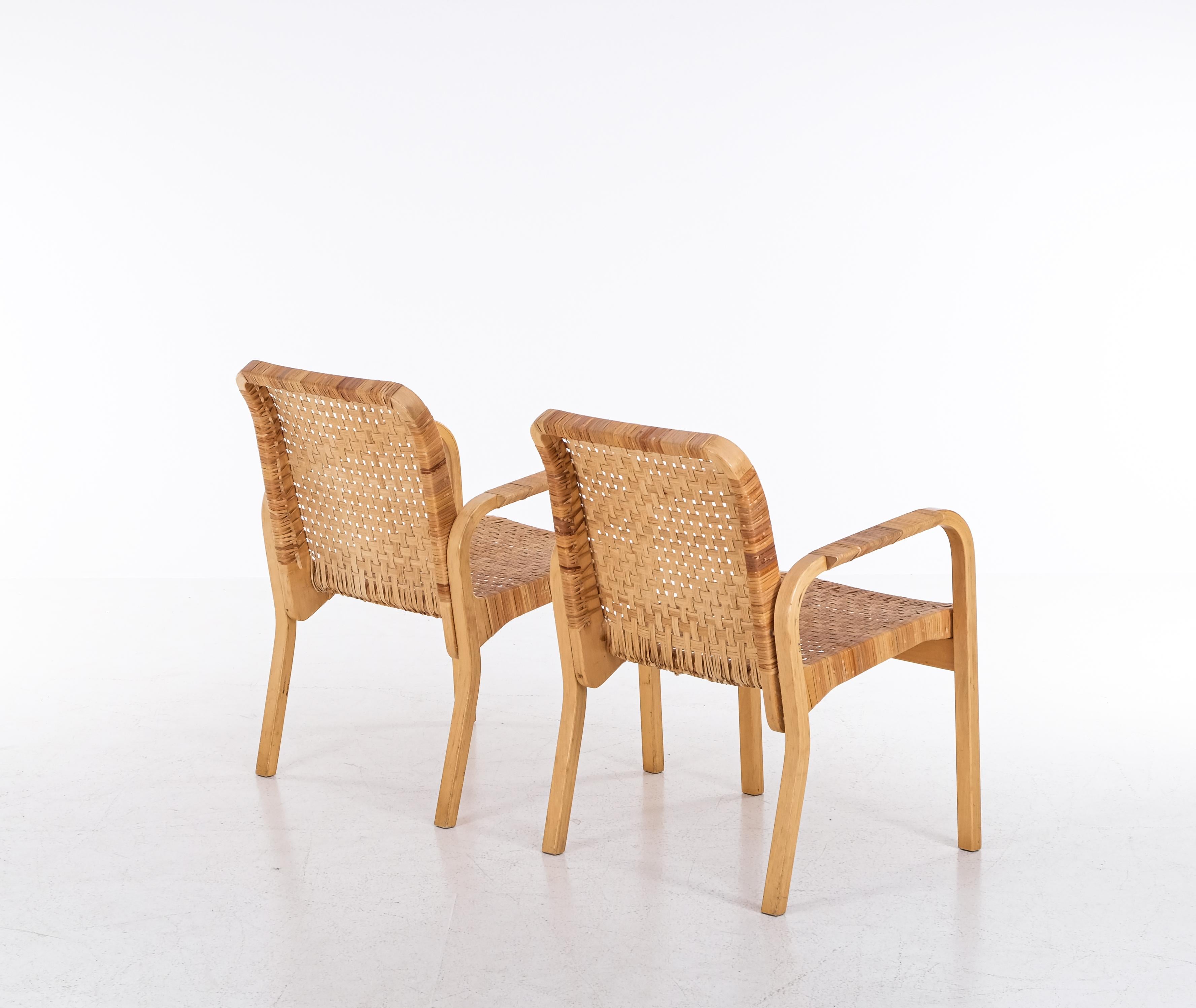 Ein Paar Alvar Aalto-Sessel 45, hergestellt von Artek, 1970er Jahre (Finnisch) im Angebot