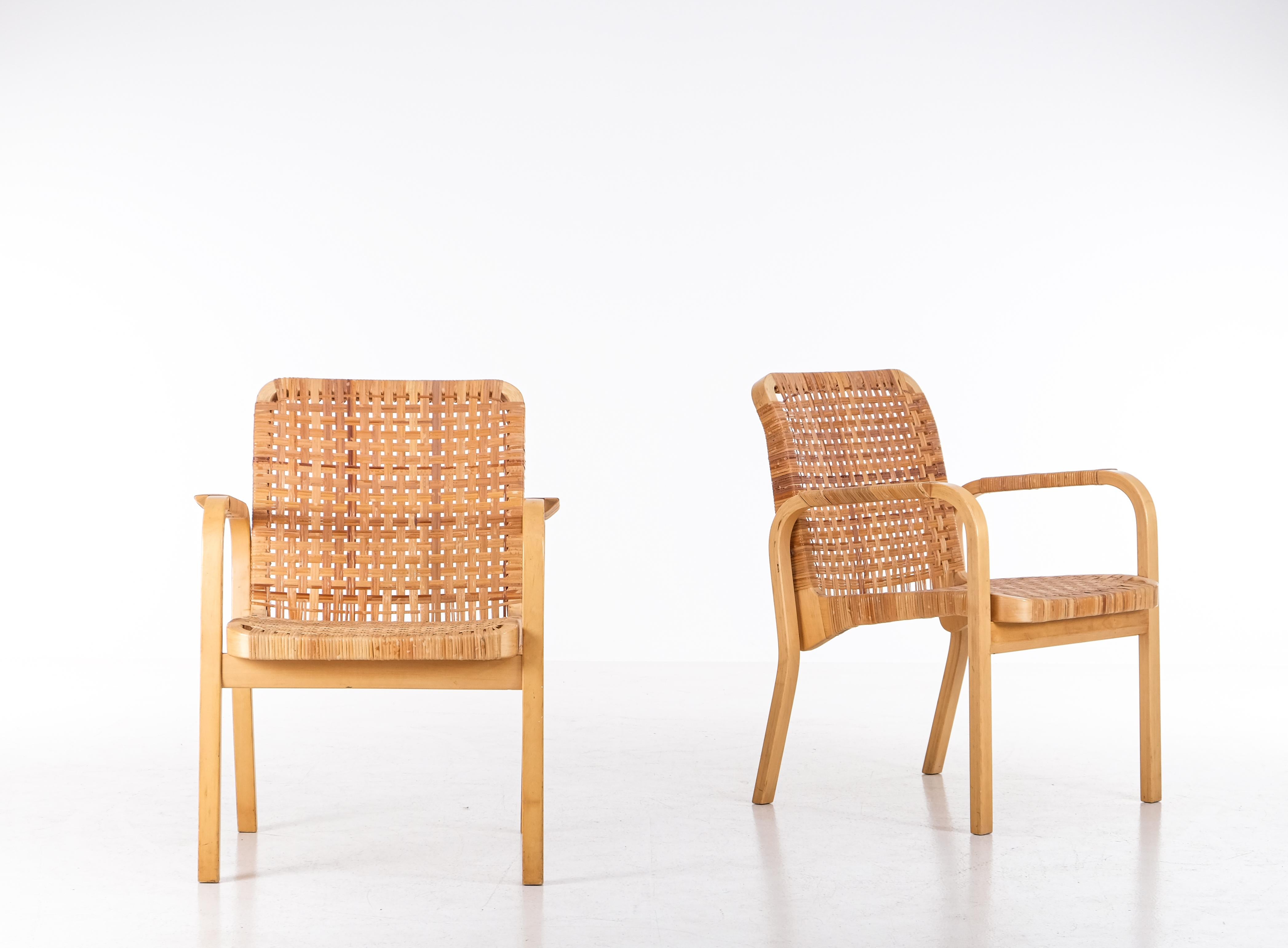 Ein Paar Alvar Aalto-Sessel 45, hergestellt von Artek, 1970er Jahre (Ende des 20. Jahrhunderts) im Angebot