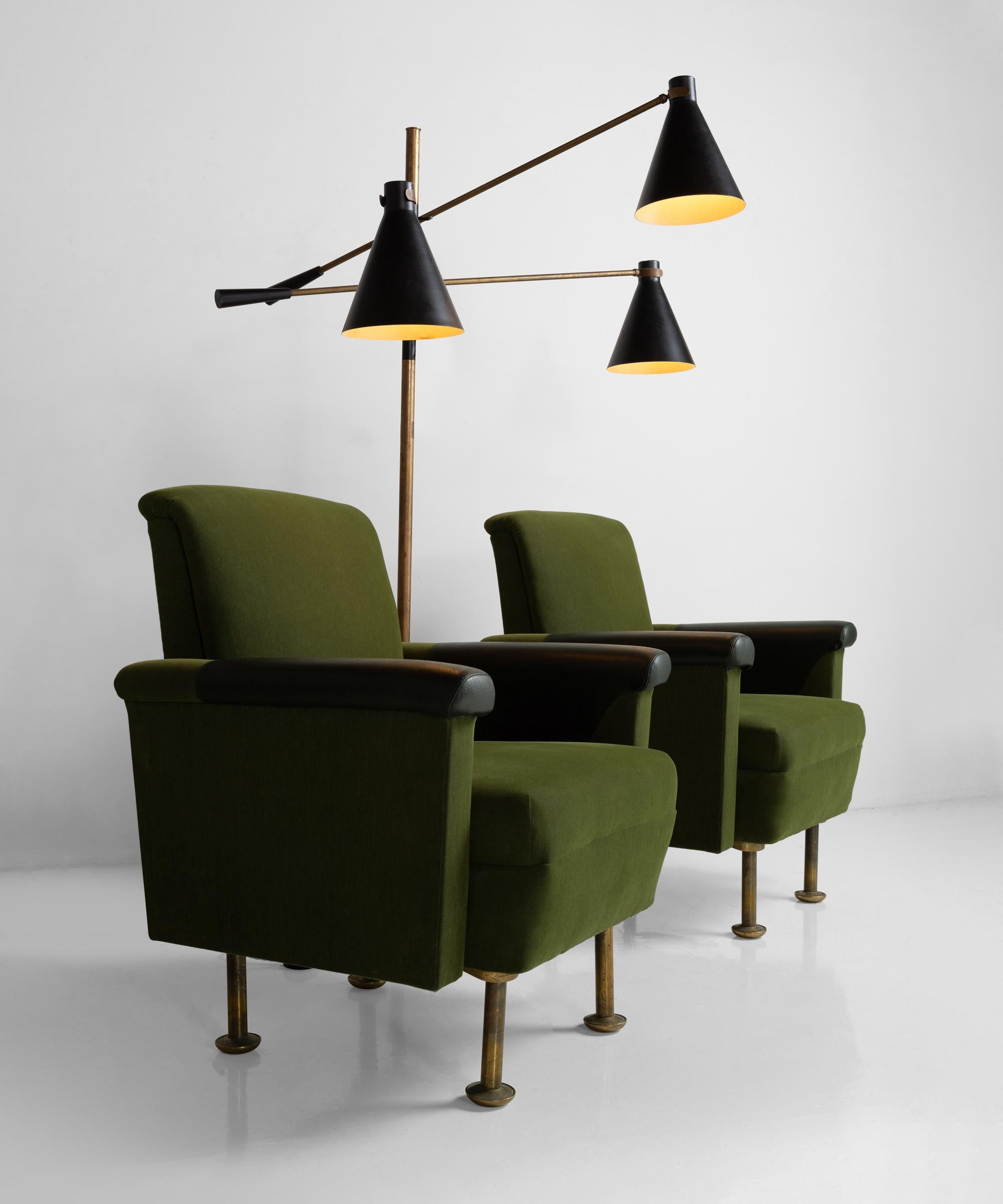 Designed by Alvar Aalto for the Stora Enso headquarters in Finland. Original dark green upholstery, with leather armrests and brass legs.



Size: 30