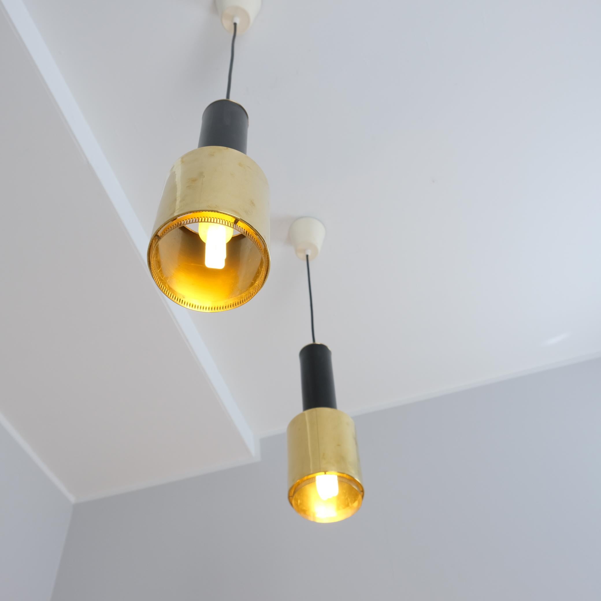 Coppia di ciondoli a forma di granata a mano A110 di Alvar Aalto in ottone e nero, Valaistustyö anni '50 in vendita 4