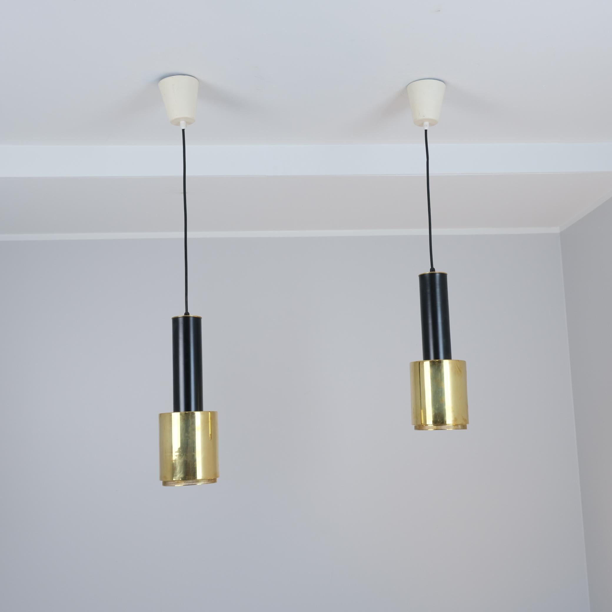 La bomba a mano è una delle lampade più iconiche di Alvar Aalto, il cui soprannome deriva dalla somiglianza con la bomba a mano. Il numero di modello è A110, ma di solito si trova in versione metallica verniciata. Questa versione in ottone è molto