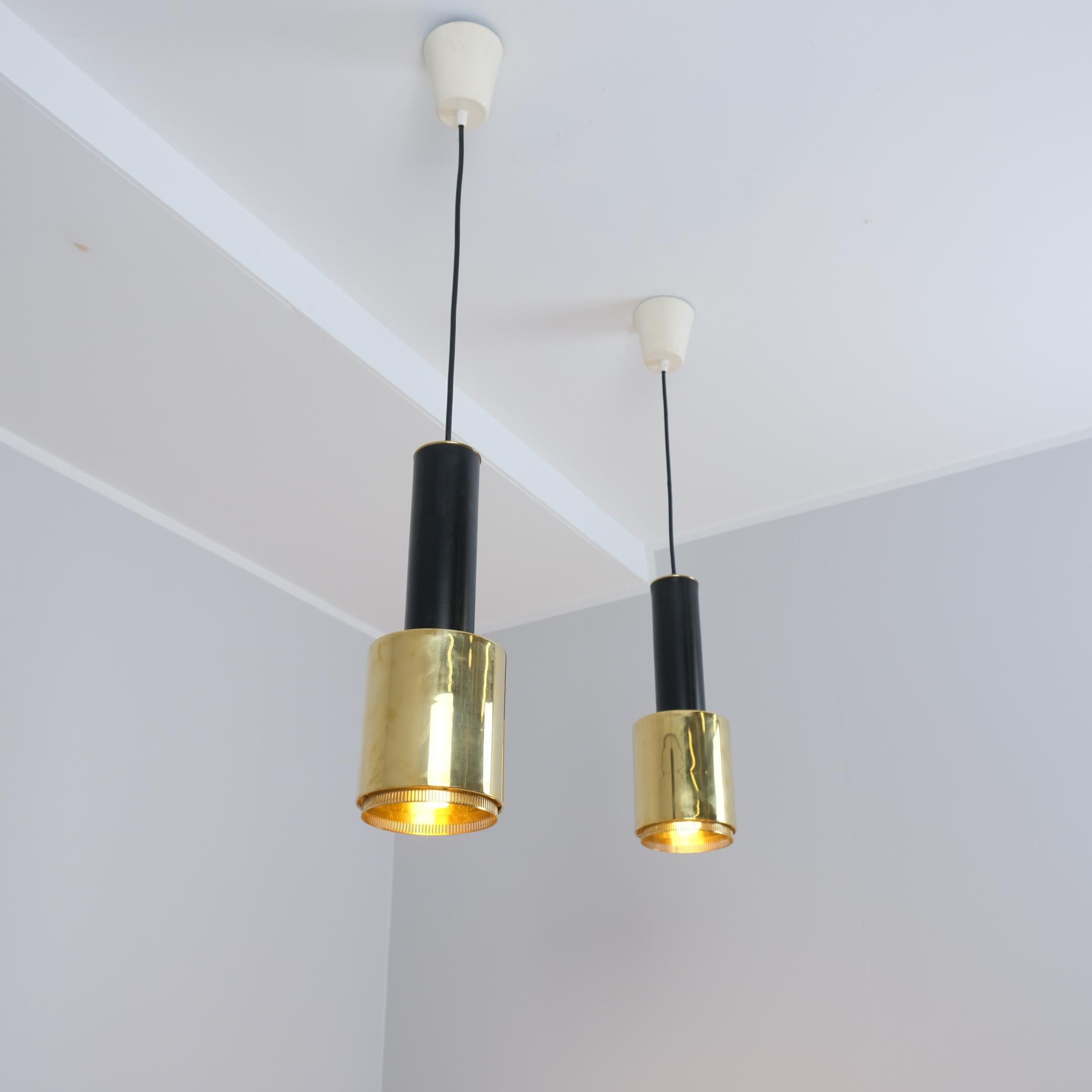Scandinavo moderno Coppia di ciondoli a forma di granata a mano A110 di Alvar Aalto in ottone e nero, Valaistustyö anni '50 in vendita
