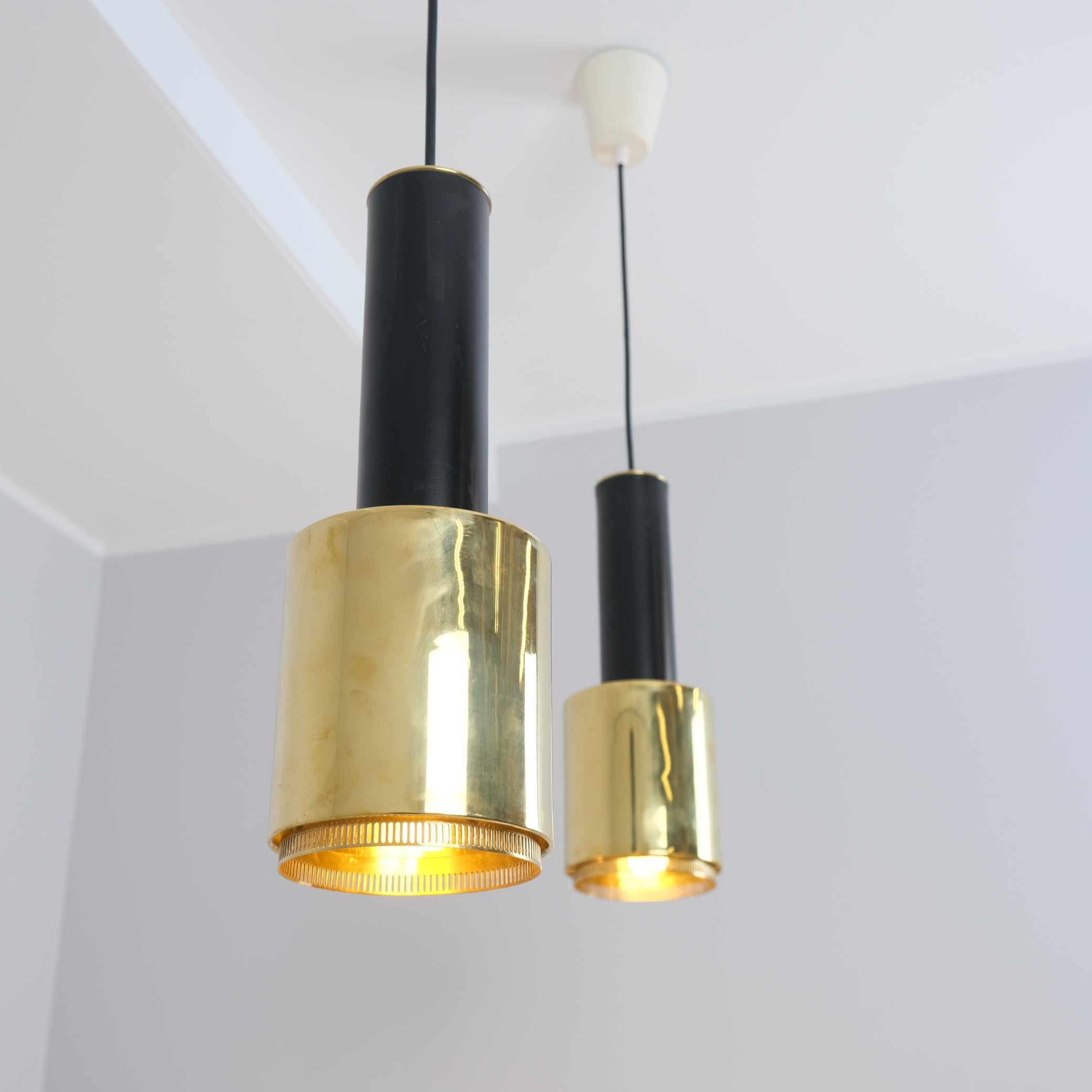 Finlandese Coppia di ciondoli a forma di granata a mano A110 di Alvar Aalto in ottone e nero, Valaistustyö anni '50 in vendita