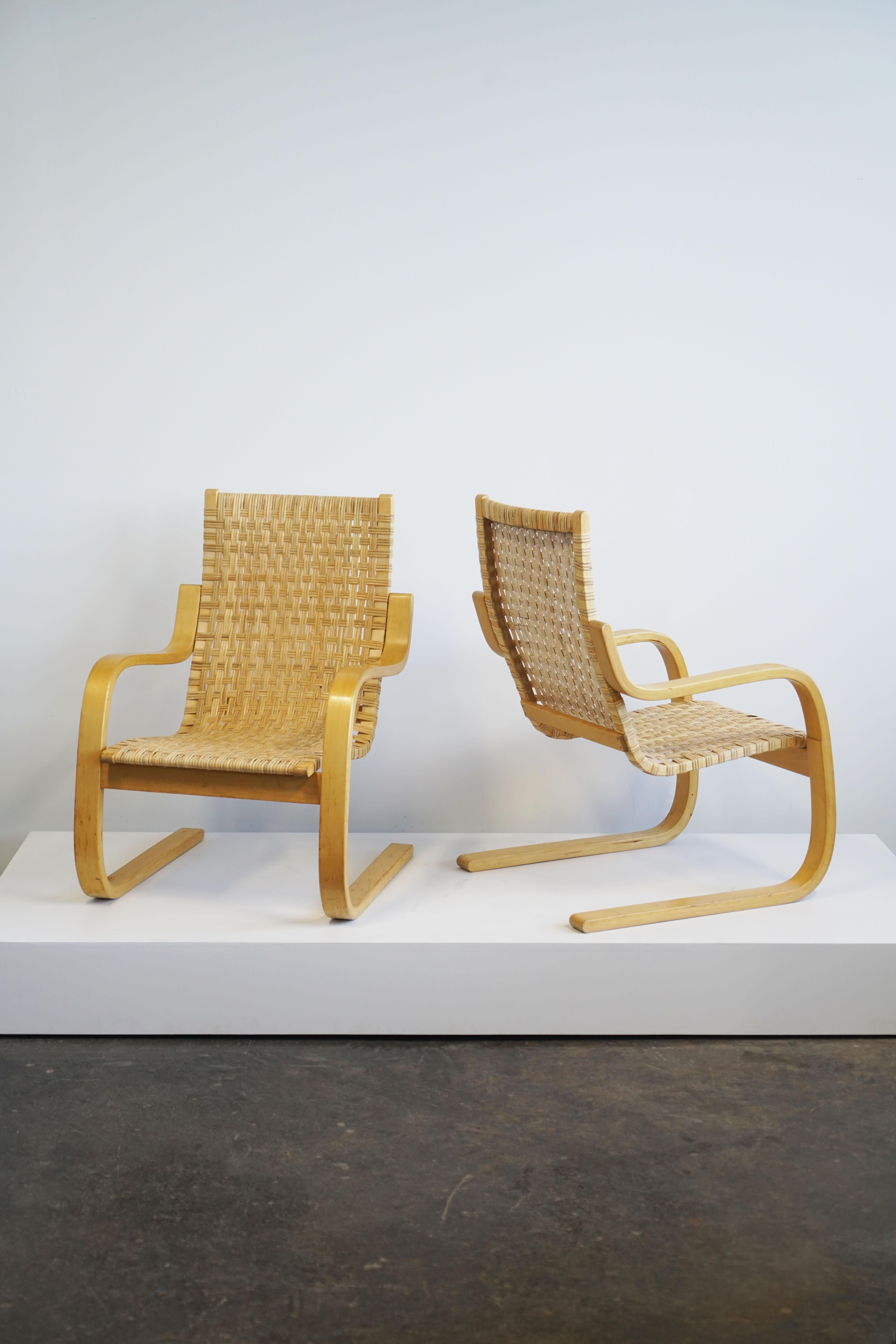Paire de chaises en porte-à-faux Alvar Aalto, modèle 406. 
Bouleau stratifié, canne.
vers 1960

La chaise modèle 406 a été conçue à l'origine en 1938-39. 
35 