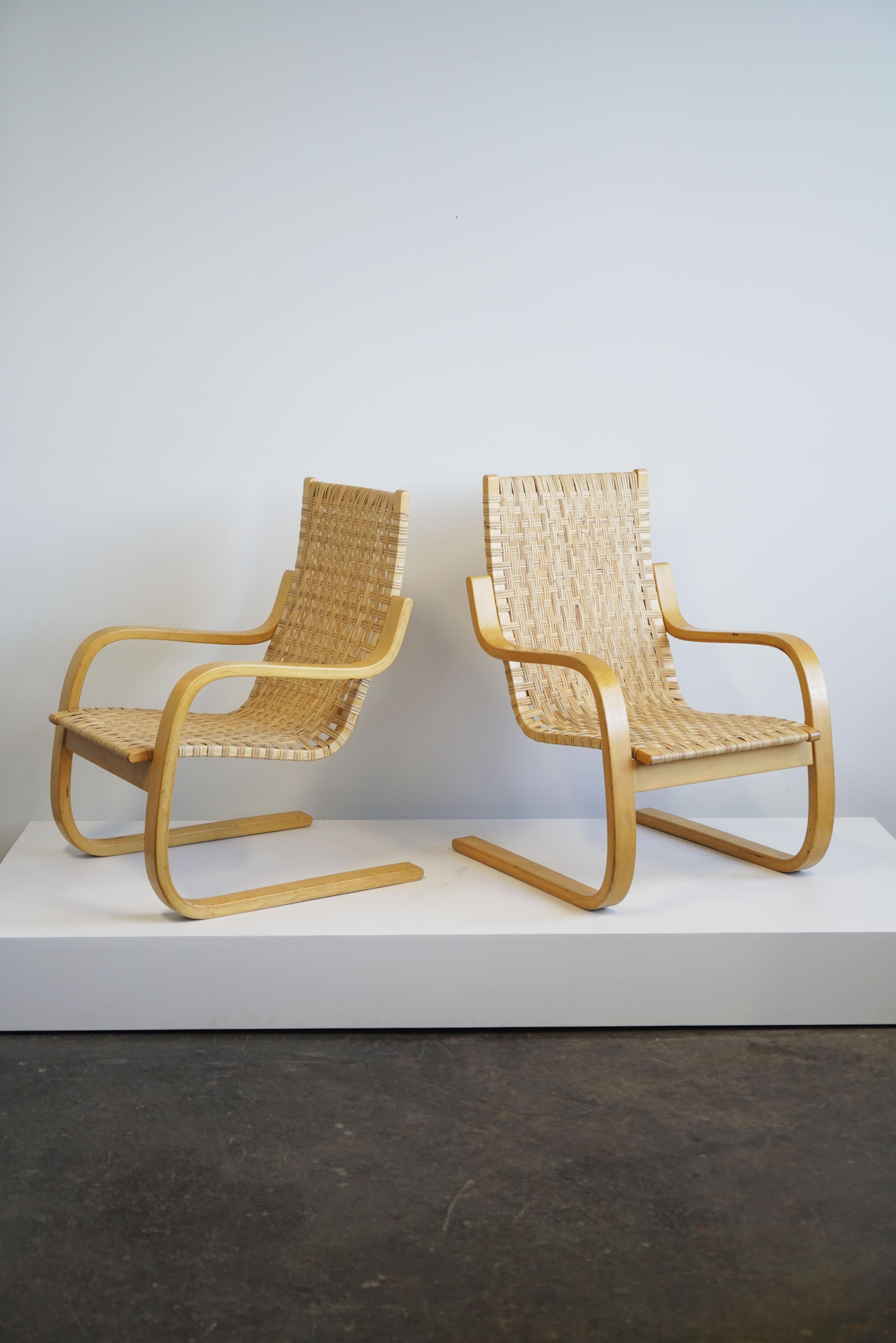 Freischwingende Stühle von Alvar Aalto, Modell 406 von Artek aus Birkenholzschilfrohr Webbing, Paar (Moderne der Mitte des Jahrhunderts) im Angebot