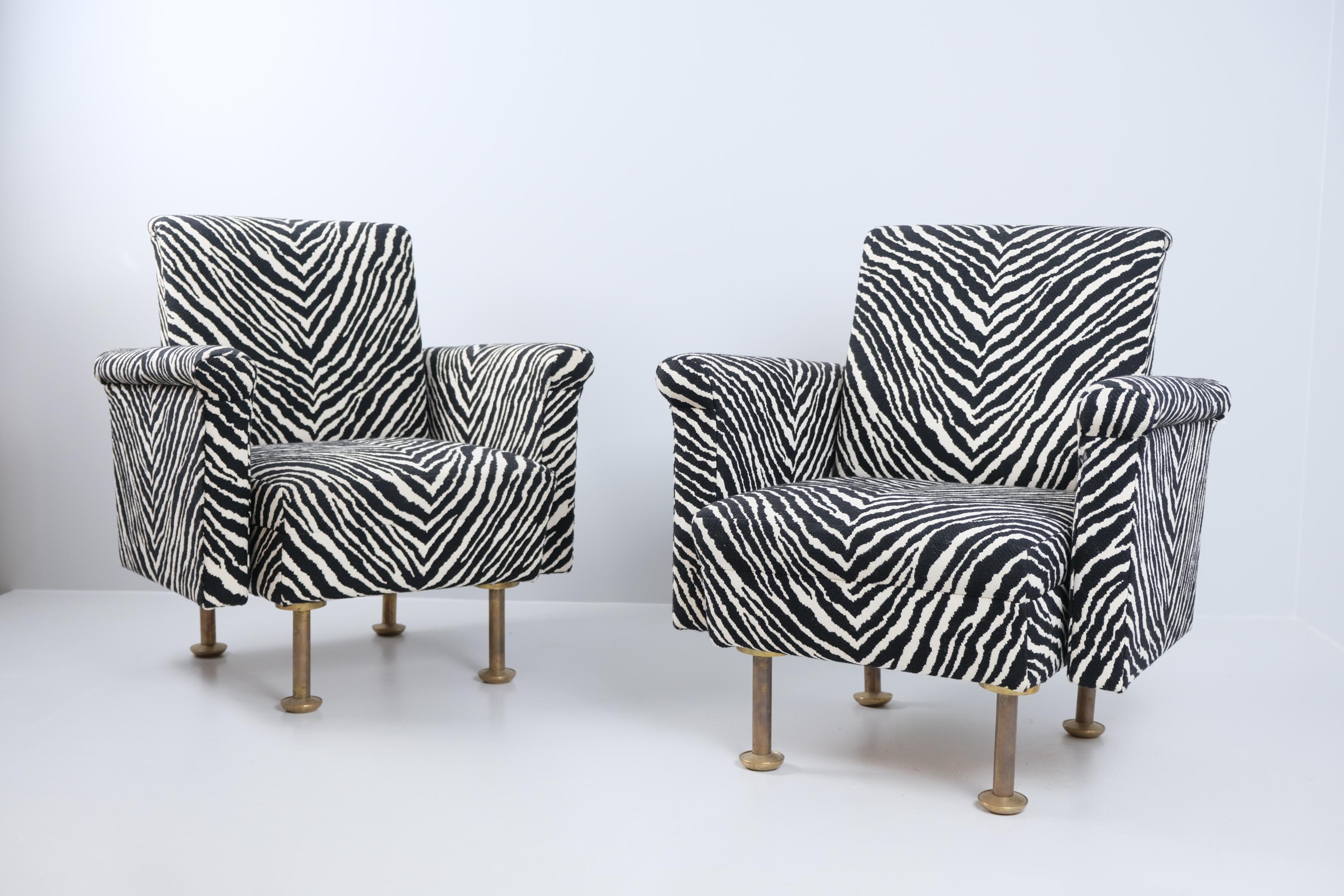 Un'imponente e non certo rara coppia di sedie di Alvar Aalto progettate per la sede della Enso-Gutzeit a Helsinki nei primi anni '60. Queste sedie non sono mai state prodotte in serie o come prodotto del catalogo Artek.
Le gambe sono in bronzo fuso