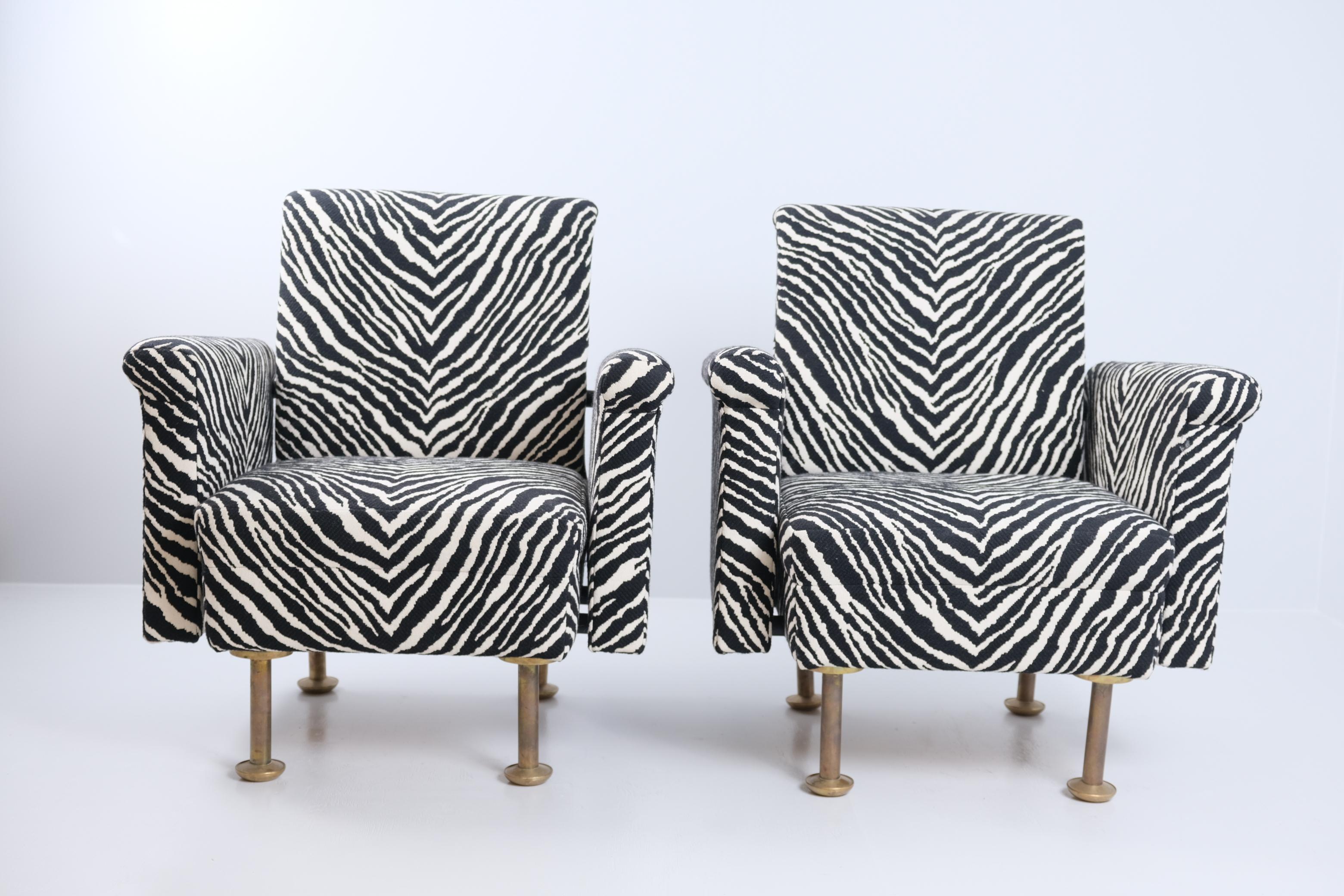 Mid-Century moderno Coppia di poltrone su commissione di Alvar Aalto, Enso Gutzeit, Zebra e ottone, 1962 in vendita