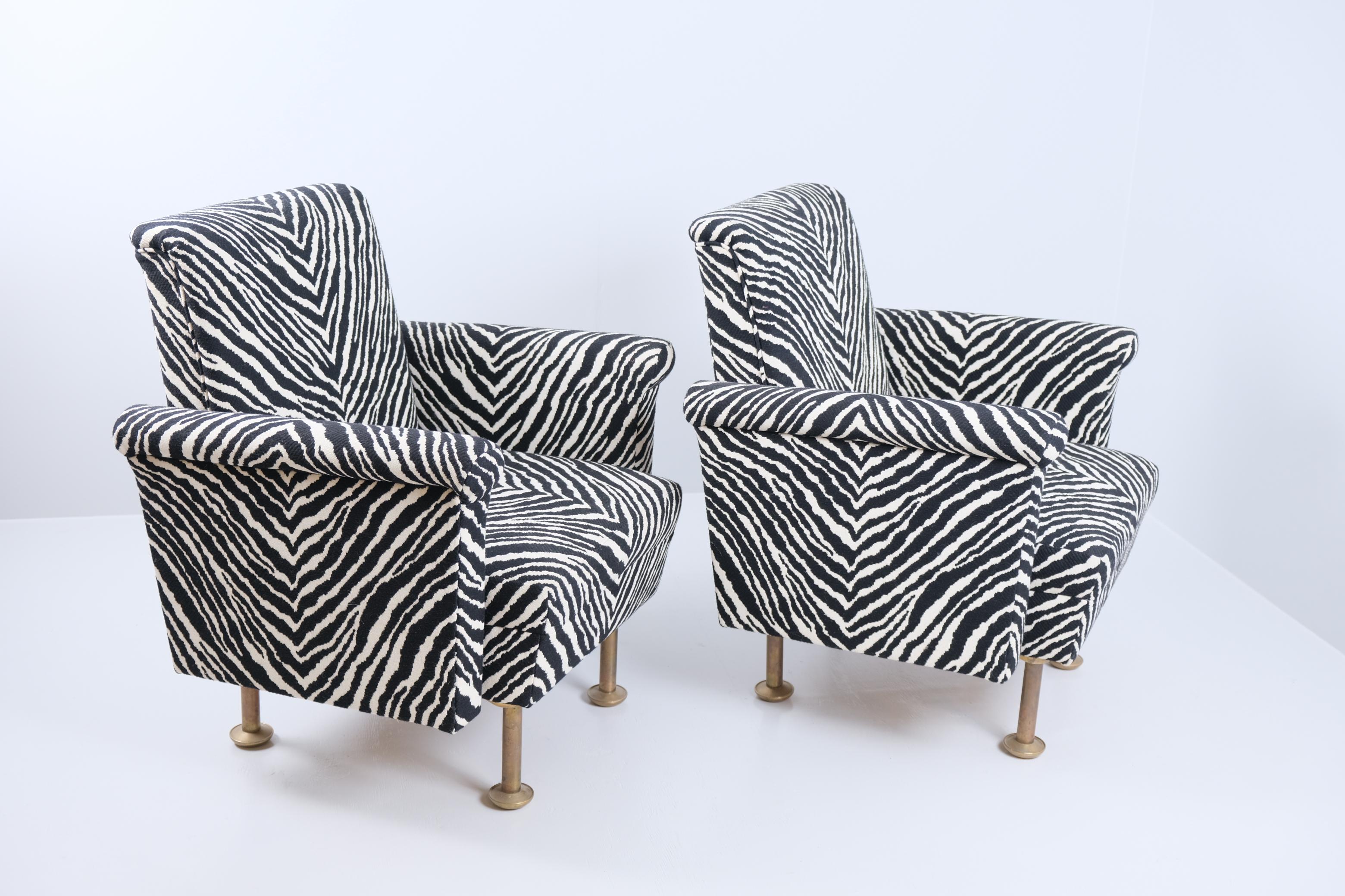 Finlandese Coppia di poltrone su commissione di Alvar Aalto, Enso Gutzeit, Zebra e ottone, 1962 in vendita