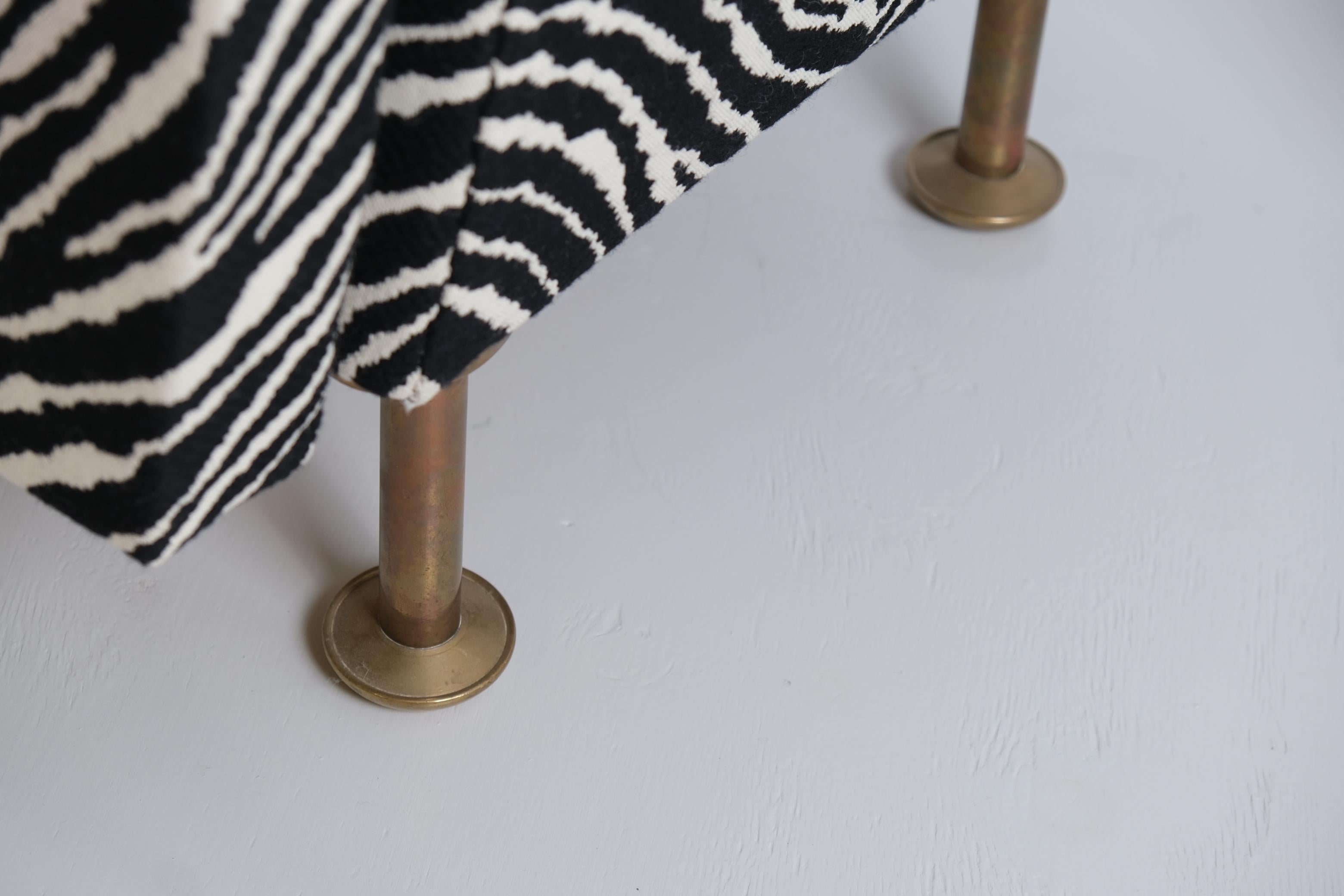 Metà XX secolo Coppia di poltrone su commissione di Alvar Aalto, Enso Gutzeit, Zebra e ottone, 1962 in vendita