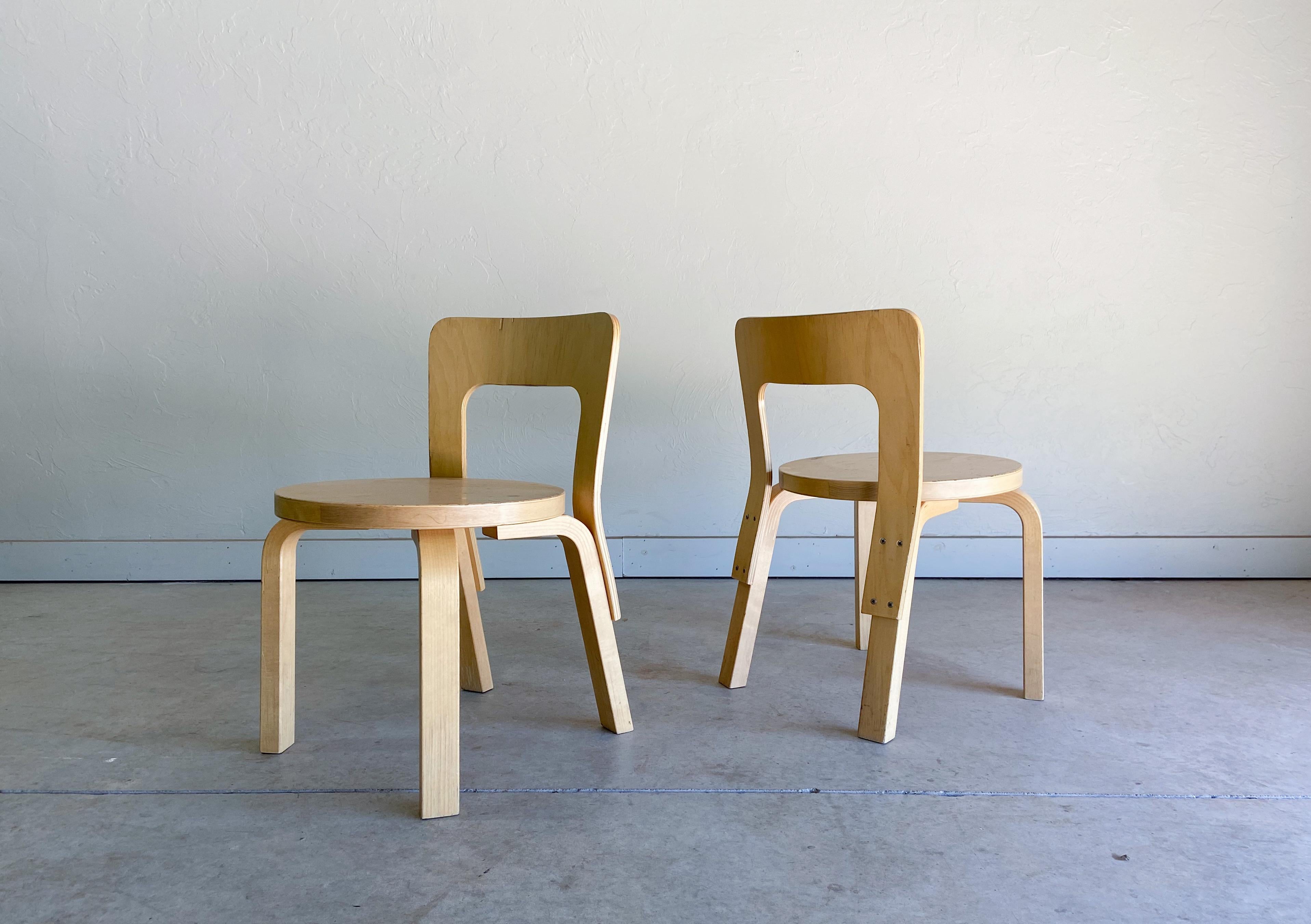 Angeboten wird ein Satz N65-Kinderstühle aus neuerer Produktion, die vom berühmten Architekten und Designer Alvar Aalto entworfen und von Artek hergestellt wurden. 

Zweifellos einer der bekanntesten und berühmtesten Entwürfe von Aalto. Ein