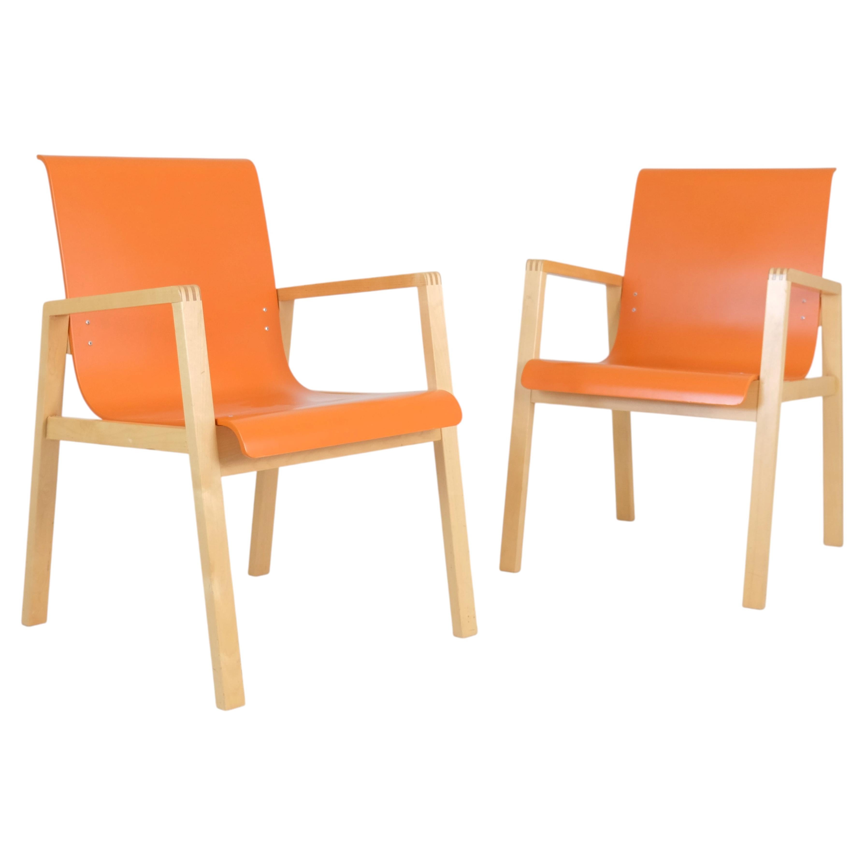 Ein Paar Alvar-Aalto-Flursessel, Modell 403, aus Birke und Orange, Artek 2008 im Angebot