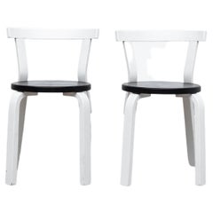 Paire de chaises Artek noires et blanches surdimensionnées Alvar Aalto