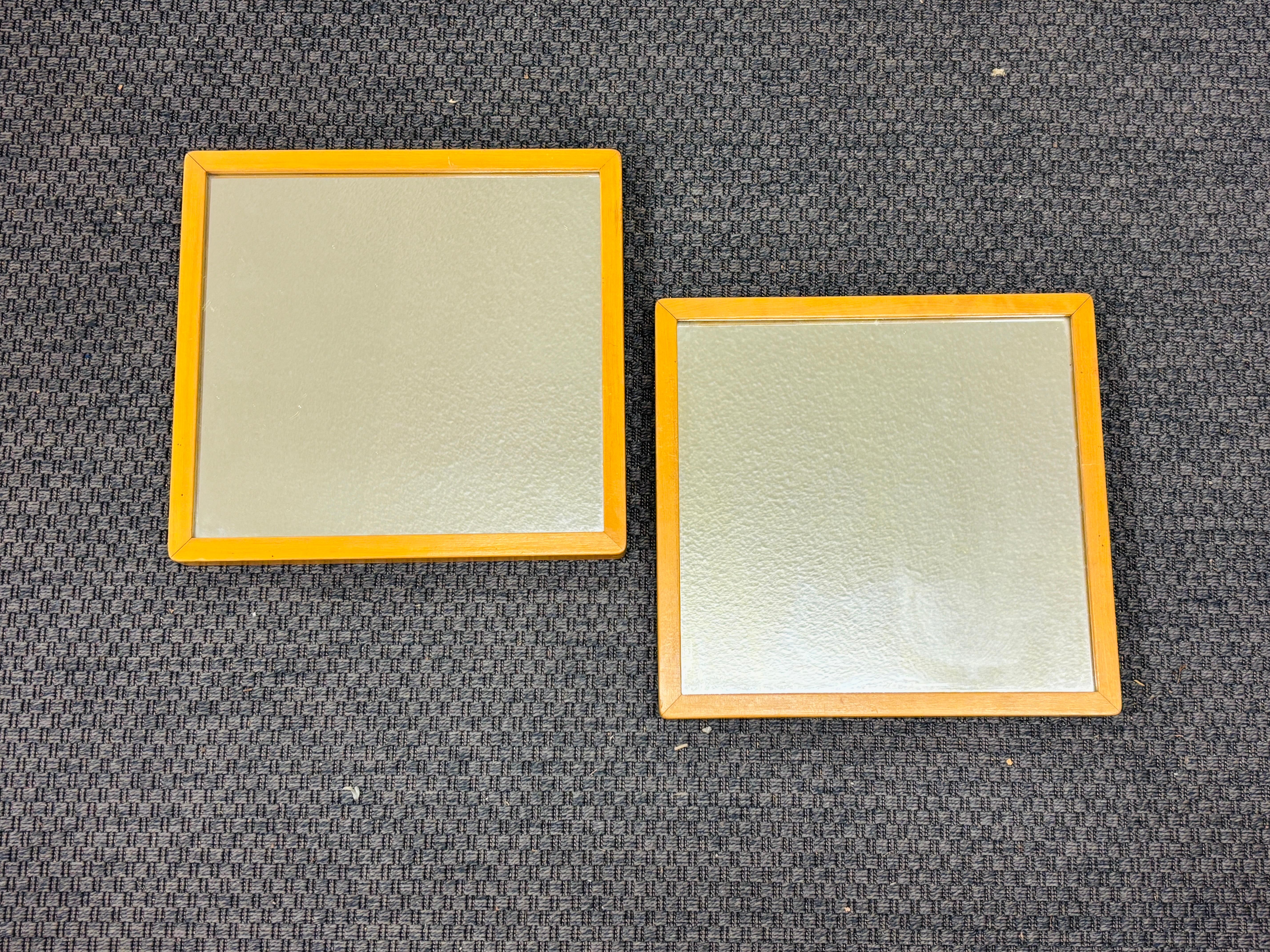 Coppia di rari piccoli specchi di Alvar Aalto, Artek, anni '50

Offerti in coppia, questi rari specchi in scala ridotta sono stati progettati da Alvar Aalto negli anni '50 e prodotti da Artek Finlandia.

Entrambi gli specchi sono in condizioni