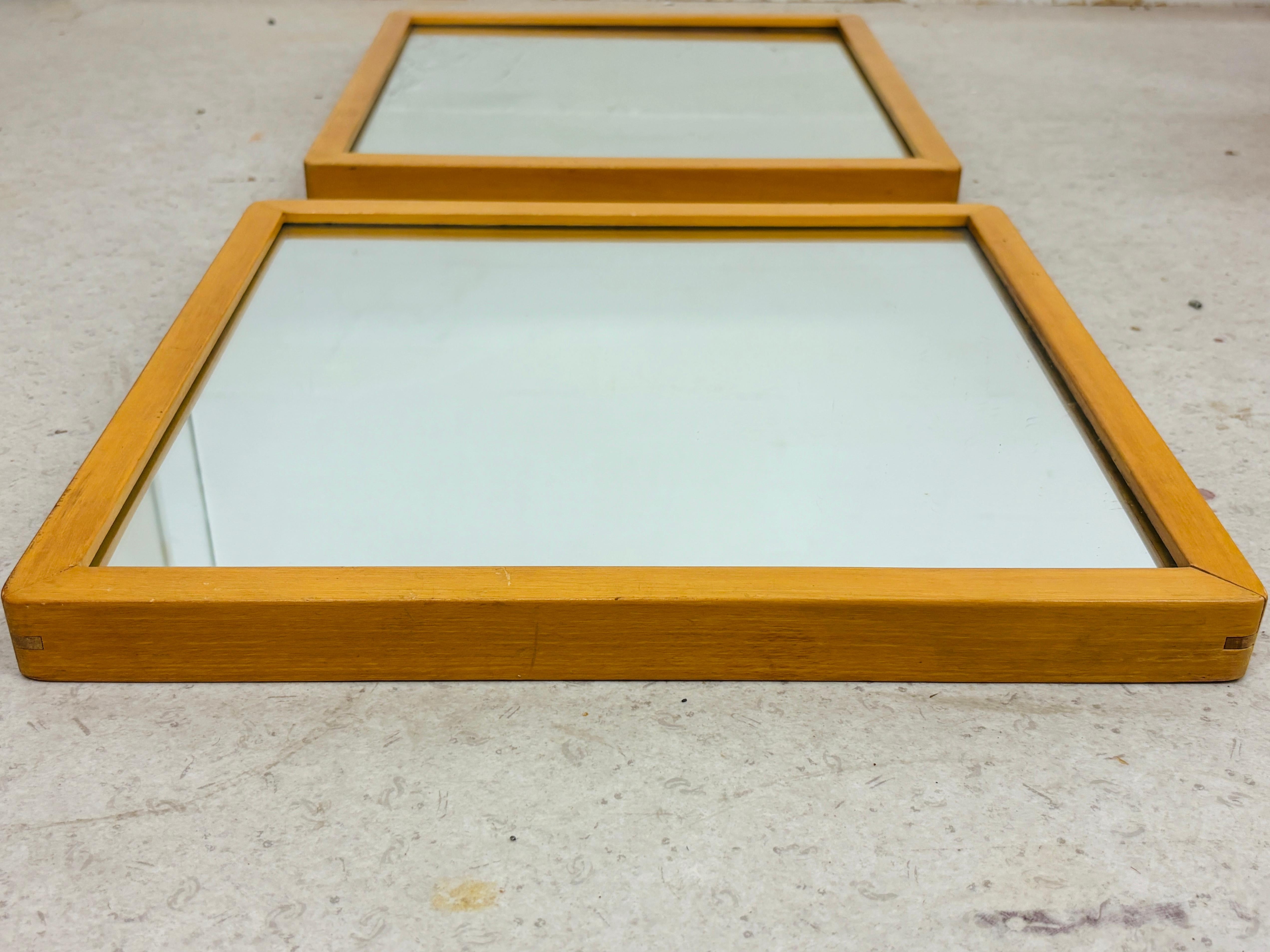 Finlandese Coppia di piccoli specchi di Alvar Aalto degli anni '50, Aalto+Aalto Finlandia in vendita