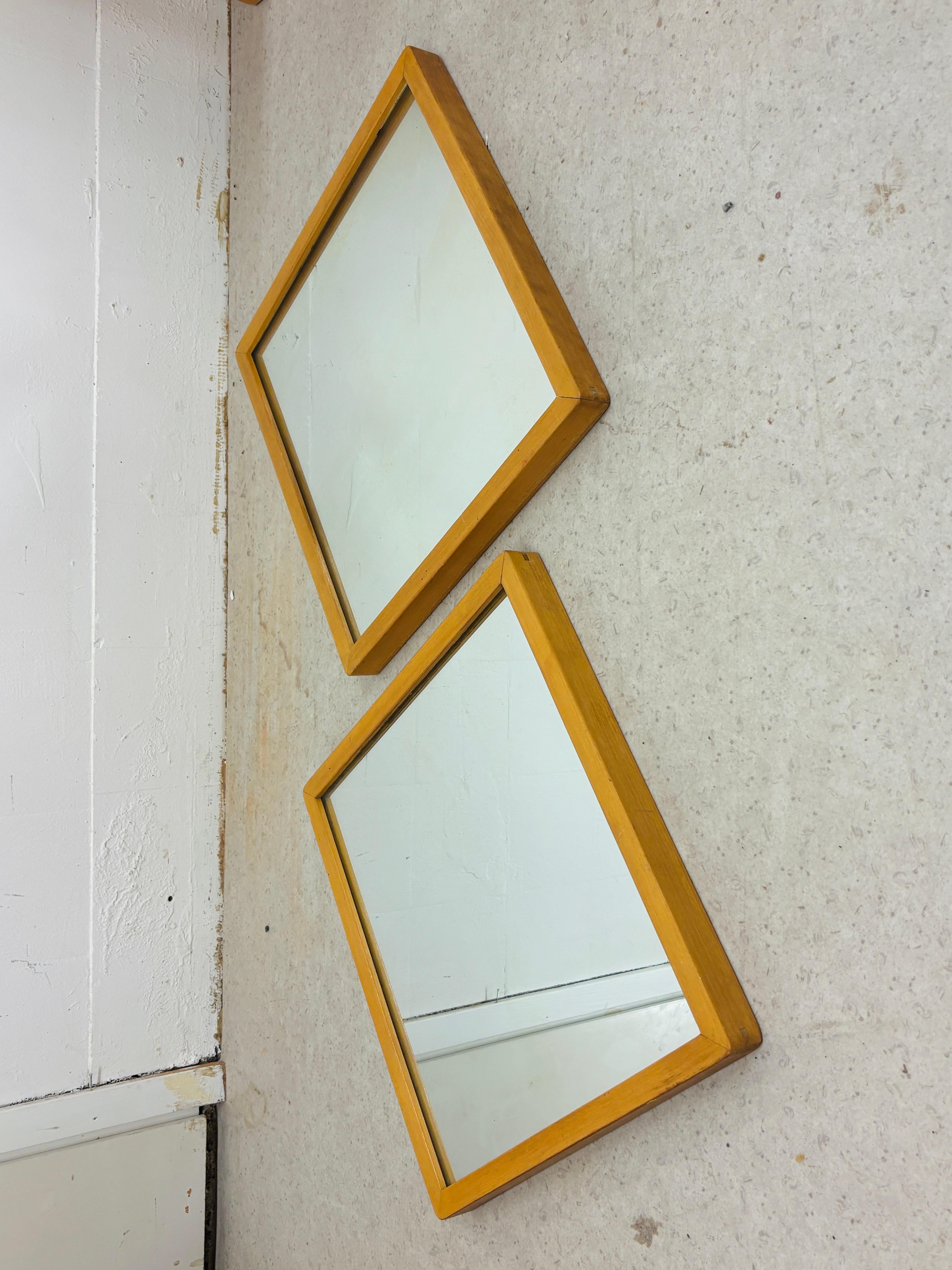 Specchio Coppia di piccoli specchi di Alvar Aalto degli anni '50, Aalto+Aalto Finlandia in vendita