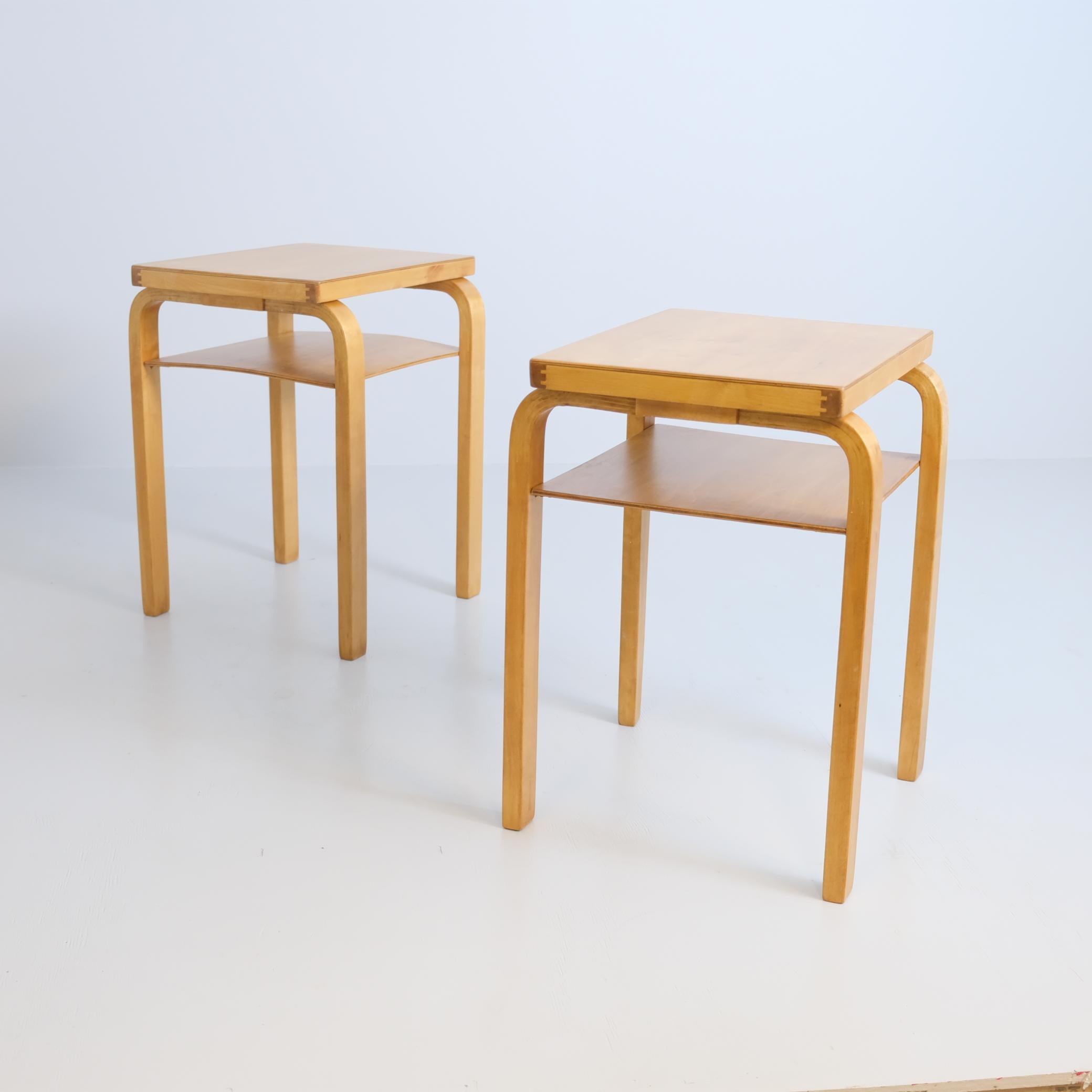 Coppia di tavolini di Alvar Aalto modello A86 in betulla miele, Artek, anni '40 in vendita 3