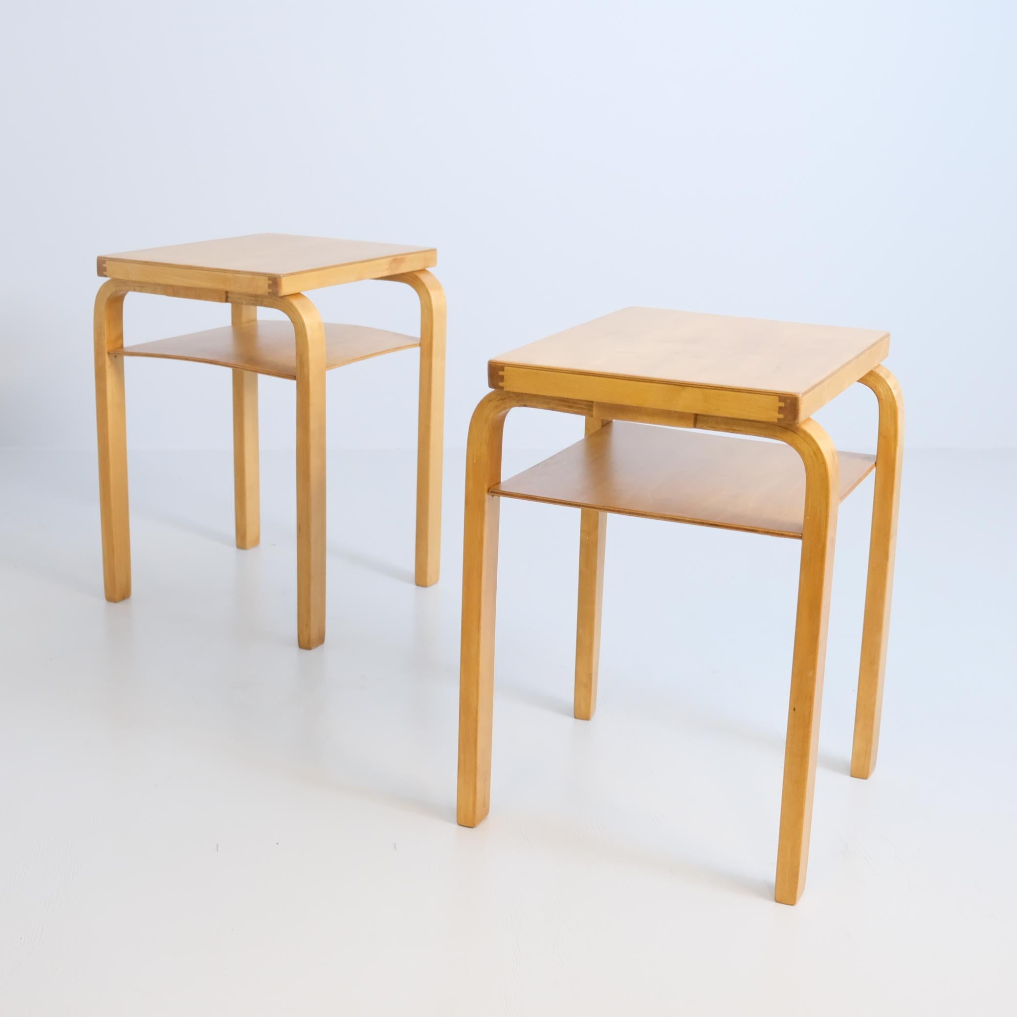 Coppia di tavolini di Alvar Aalto modello A86 in betulla miele, Artek, anni '40 in vendita 4
