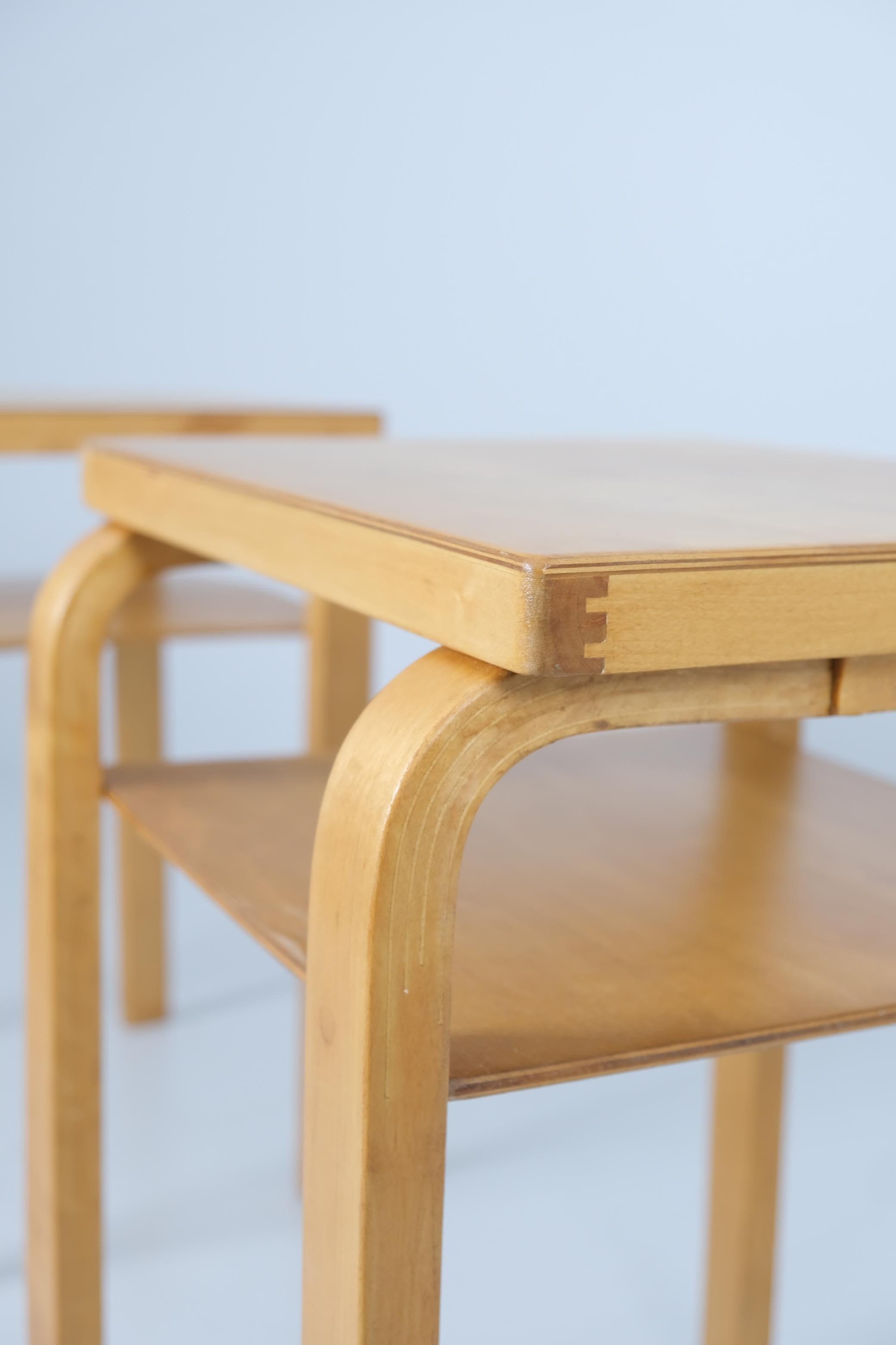 Coppia di tavolini di Alvar Aalto modello A86 in betulla miele, Artek, anni '40 in vendita 5