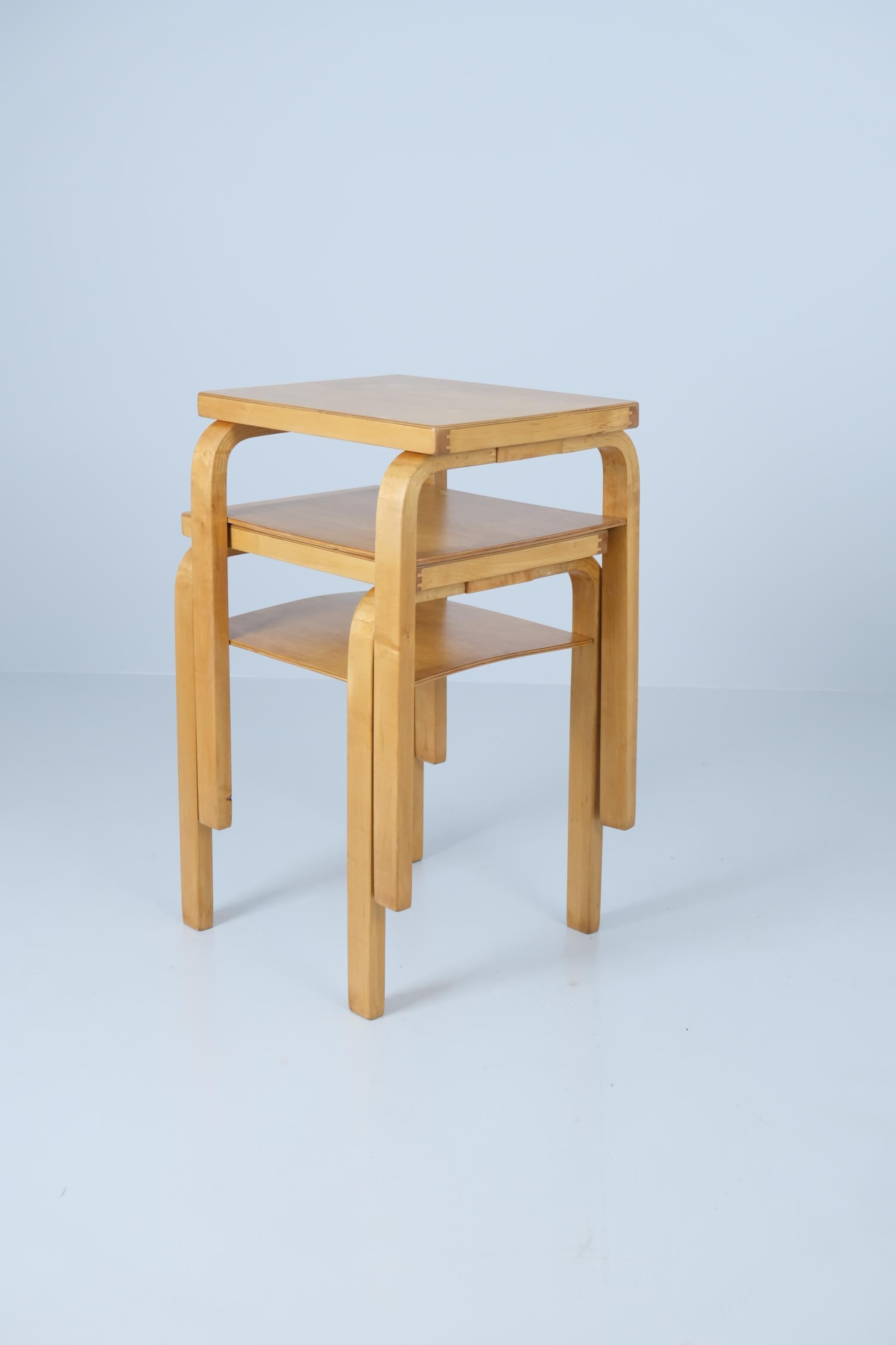 Coppia di tavolini di Alvar Aalto modello A86 in betulla miele, Artek, anni '40 in vendita 7