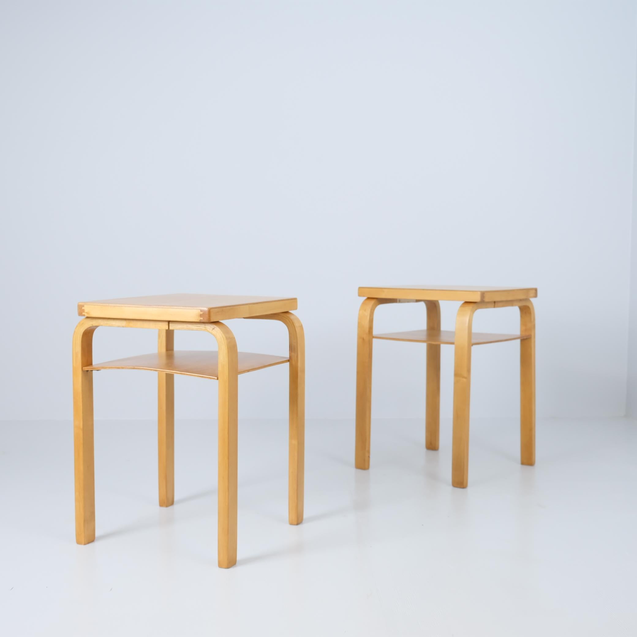 Questa rara coppia di tavolini Model A86 di Alvar Aalto si distingue per le sue dimensioni più piccole del solito, che offrono una maggiore versatilità di posizionamento e facilità di movimento all'interno degli interni. Le dimensioni compatte e il