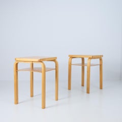 Zwei kleine Beistelltische von Alvar Aalto Model No. A86 in Honigbirke, Artek, 1940er Jahre