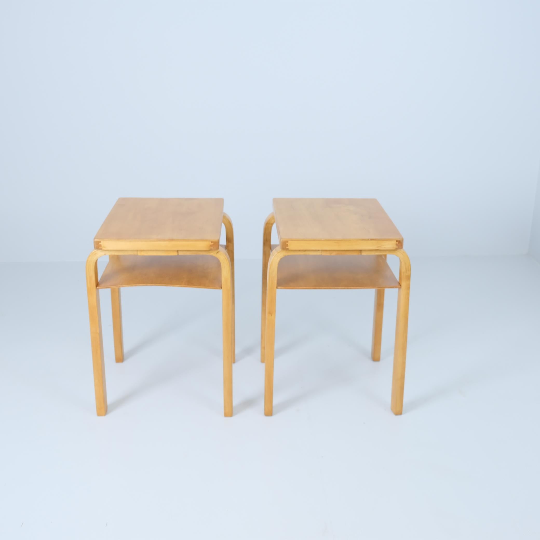 Scandinavo moderno Coppia di tavolini di Alvar Aalto modello A86 in betulla miele, Artek, anni '40 in vendita