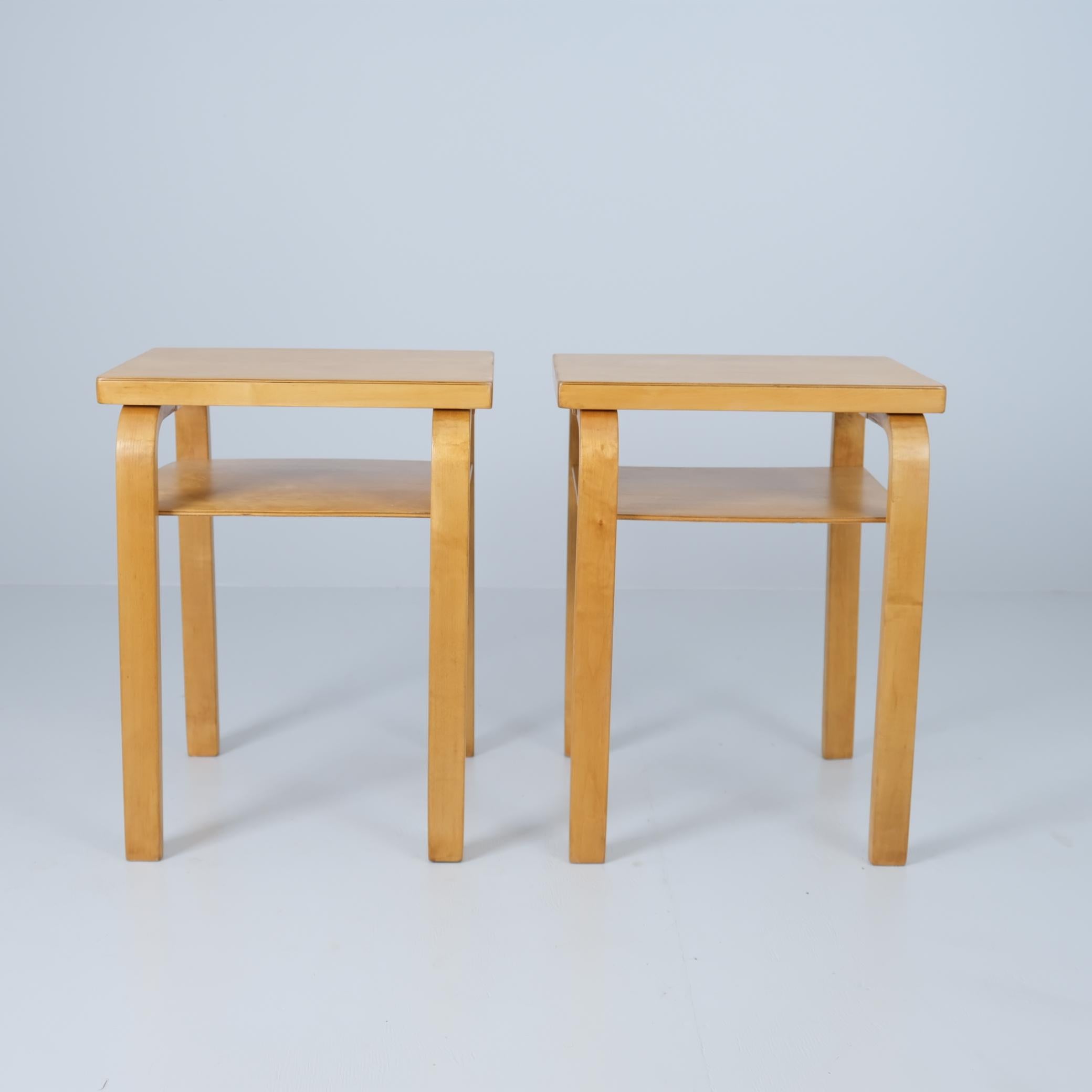 Finlandese Coppia di tavolini di Alvar Aalto modello A86 in betulla miele, Artek, anni '40 in vendita