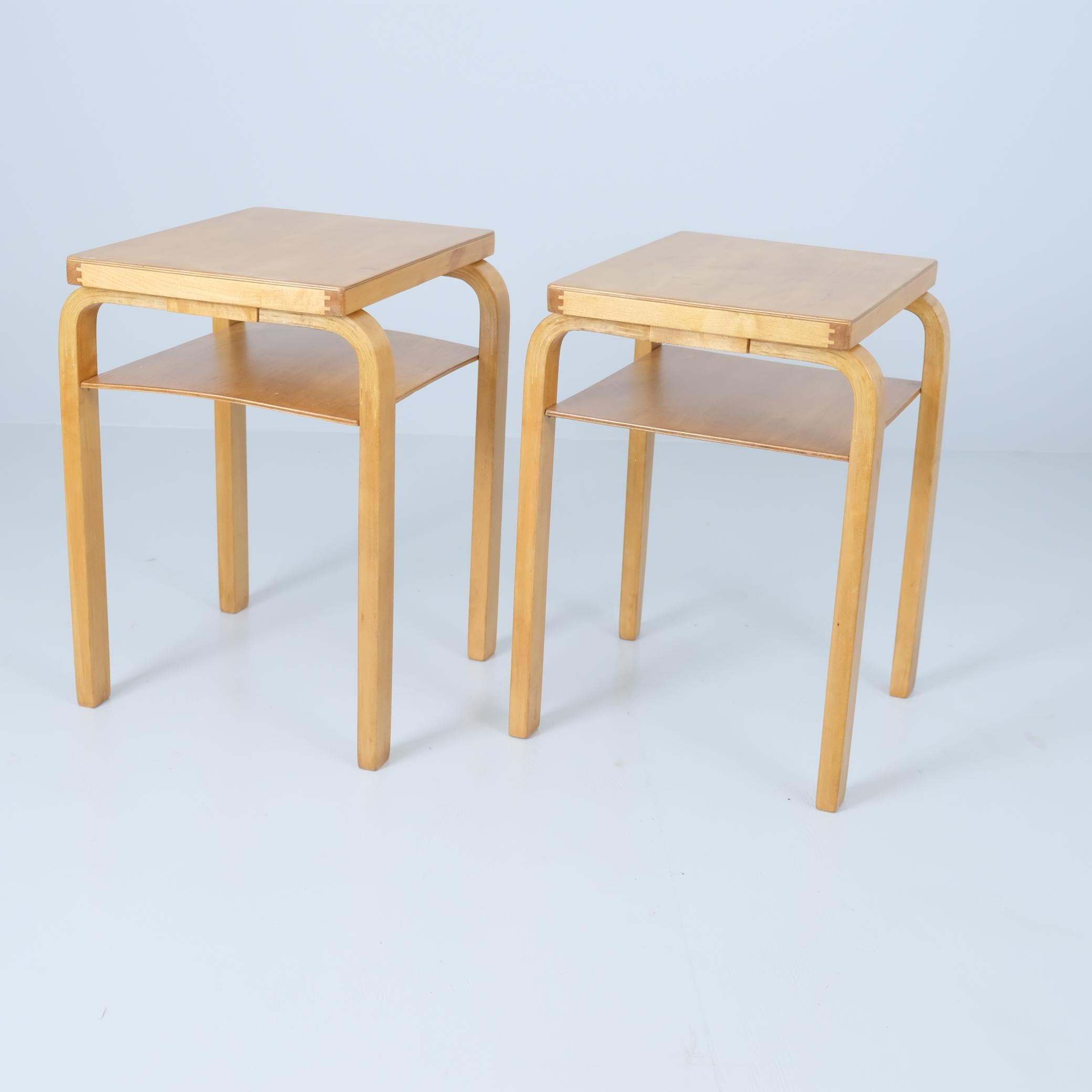 Coppia di tavolini di Alvar Aalto modello A86 in betulla miele, Artek, anni '40 In condizioni buone in vendita a Helsinki, FI