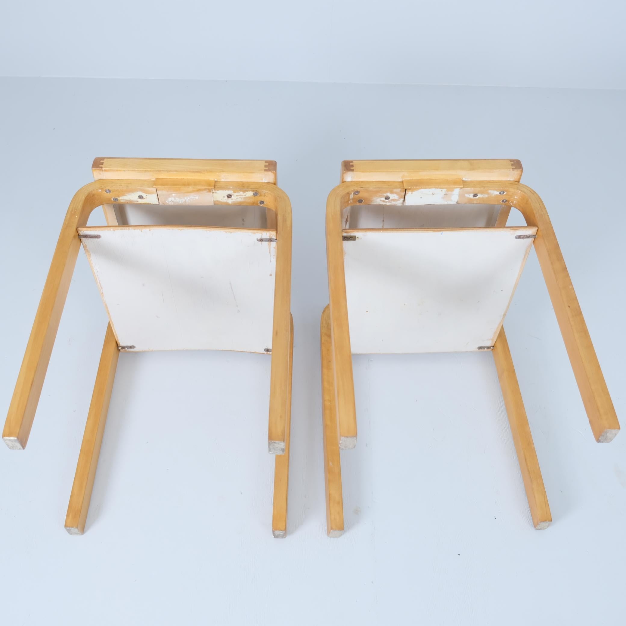 Metà XX secolo Coppia di tavolini di Alvar Aalto modello A86 in betulla miele, Artek, anni '40 in vendita