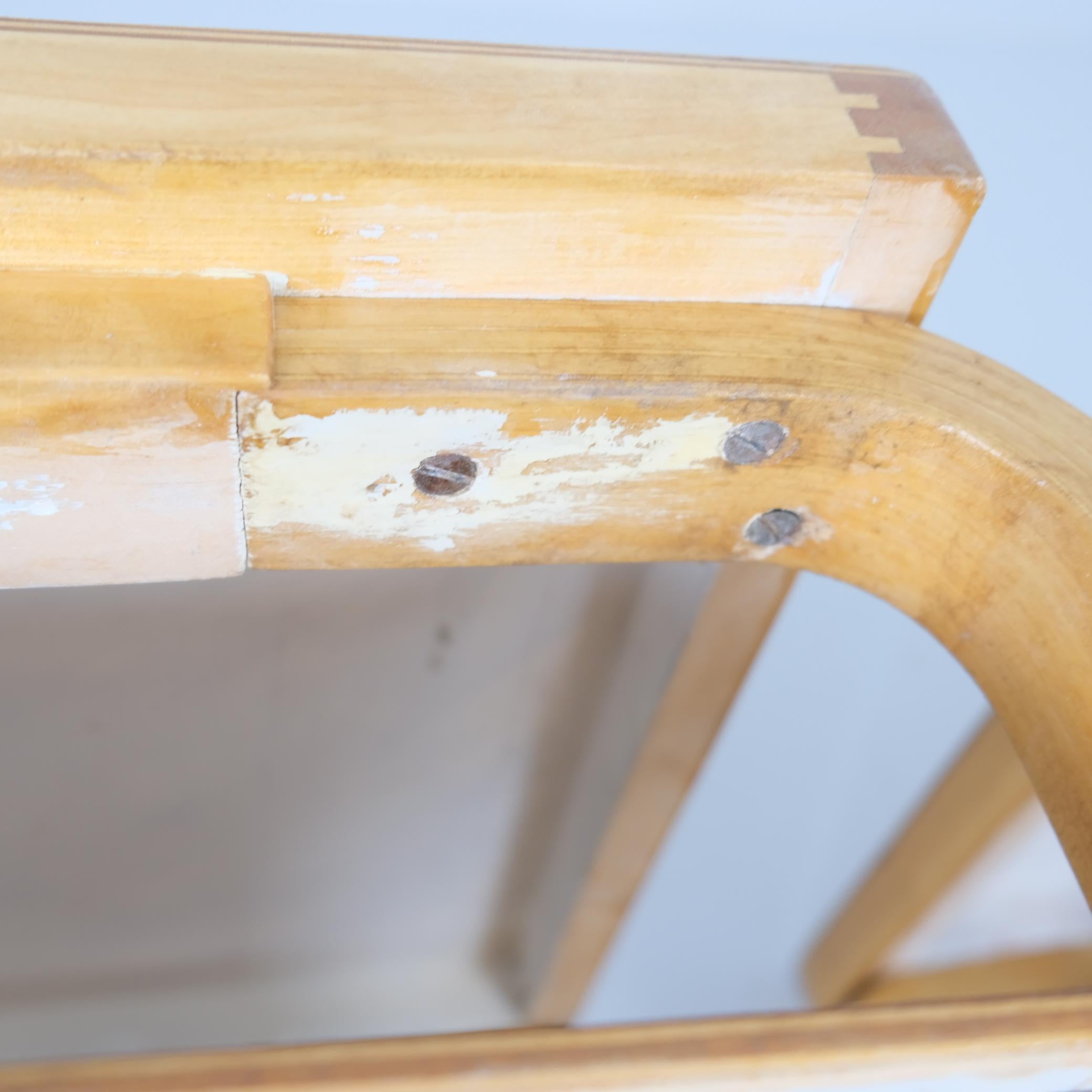 Betulla Coppia di tavolini di Alvar Aalto modello A86 in betulla miele, Artek, anni '40 in vendita