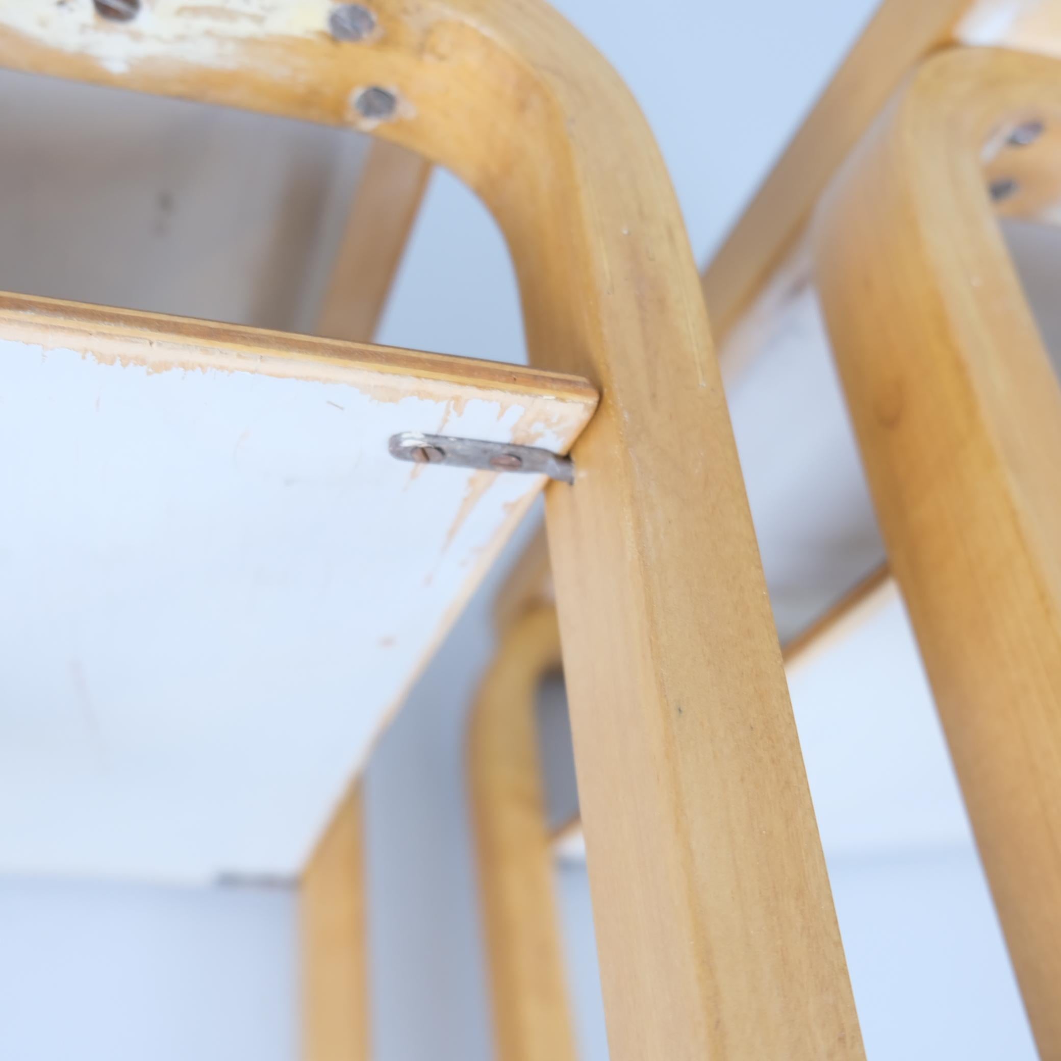 Coppia di tavolini di Alvar Aalto modello A86 in betulla miele, Artek, anni '40 in vendita 1