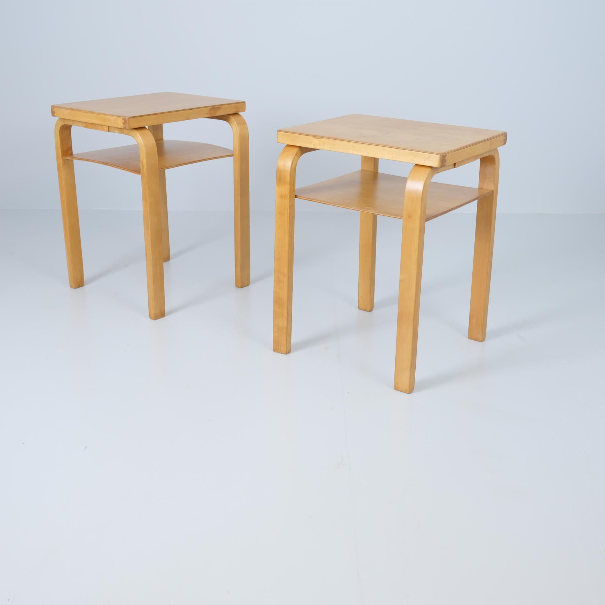 Coppia di tavolini di Alvar Aalto modello A86 in betulla miele, Artek, anni '40 in vendita 2