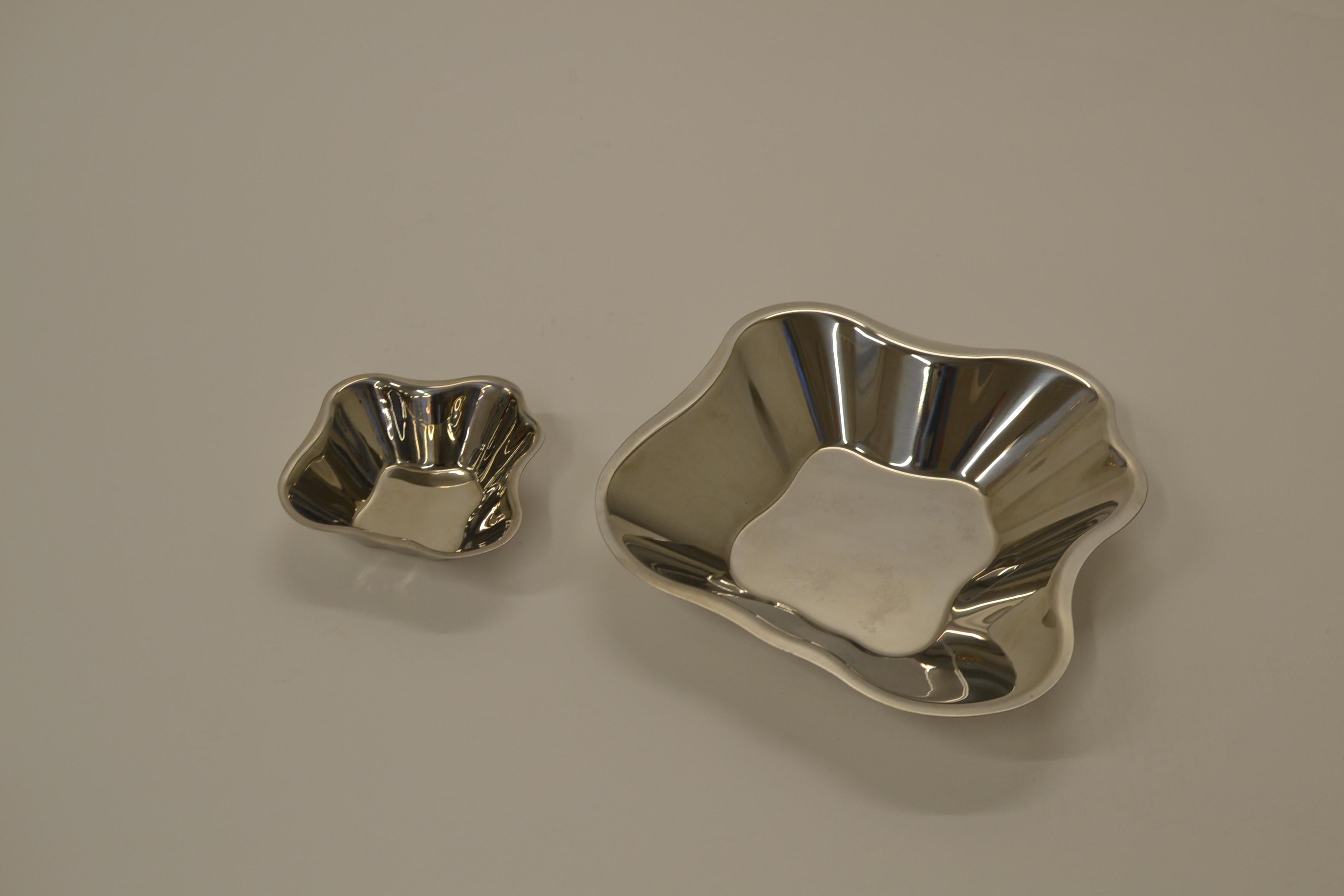Set di due ciotole Aalto+Aalto. Disegnato da Alvar Aalto e prodotto da Iittala Finlandia. 

La forma asimmetrica delle onde naturali di Alvar Aalto è diventata la sua firma creativa. Il design ha fatto scalpore da quando ha vinto l'Esposizione