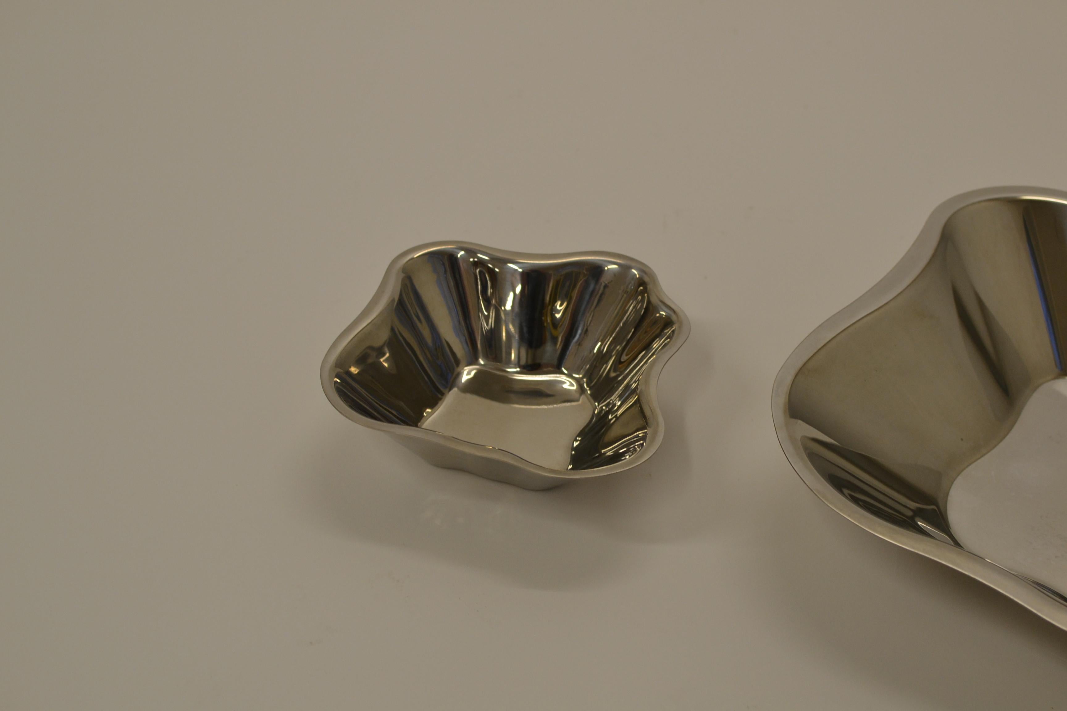 Scandinavo moderno Coppia di ciotole in acciaio Alvar Aalto di Iittala Finlandia in vendita