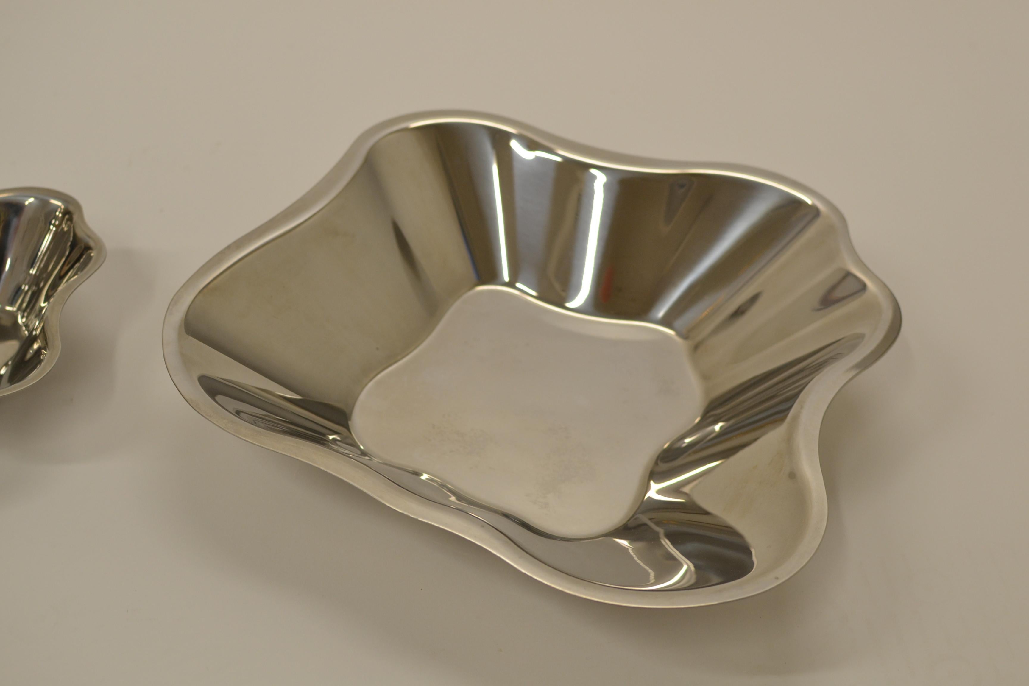 Finlandese Coppia di ciotole in acciaio Alvar Aalto di Iittala Finlandia in vendita