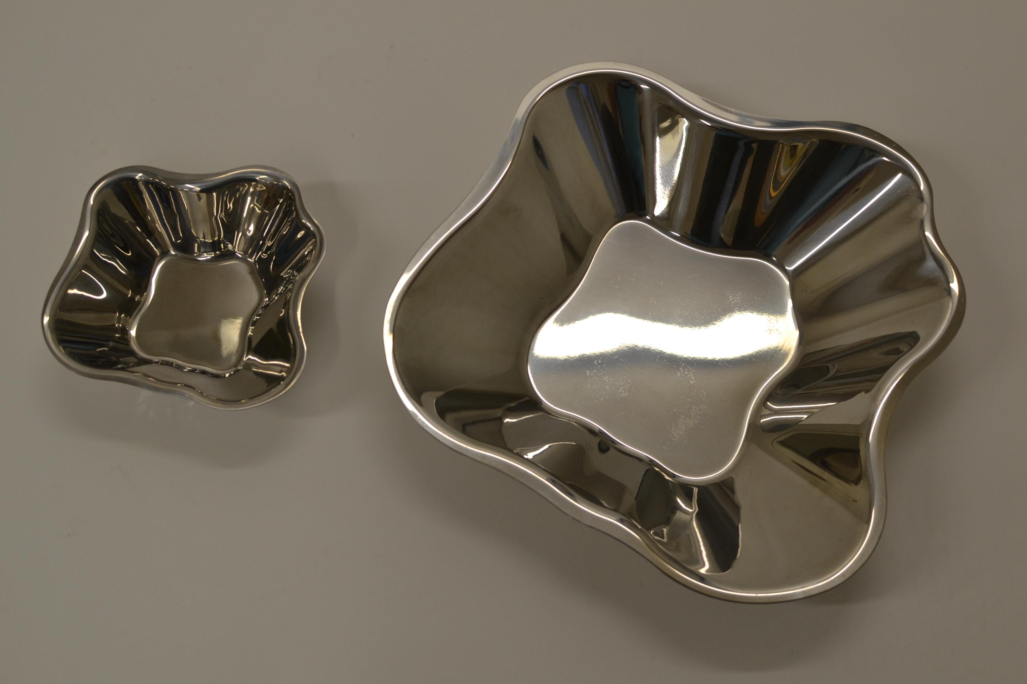 XXI secolo e contemporaneo Coppia di ciotole in acciaio Alvar Aalto di Iittala Finlandia in vendita