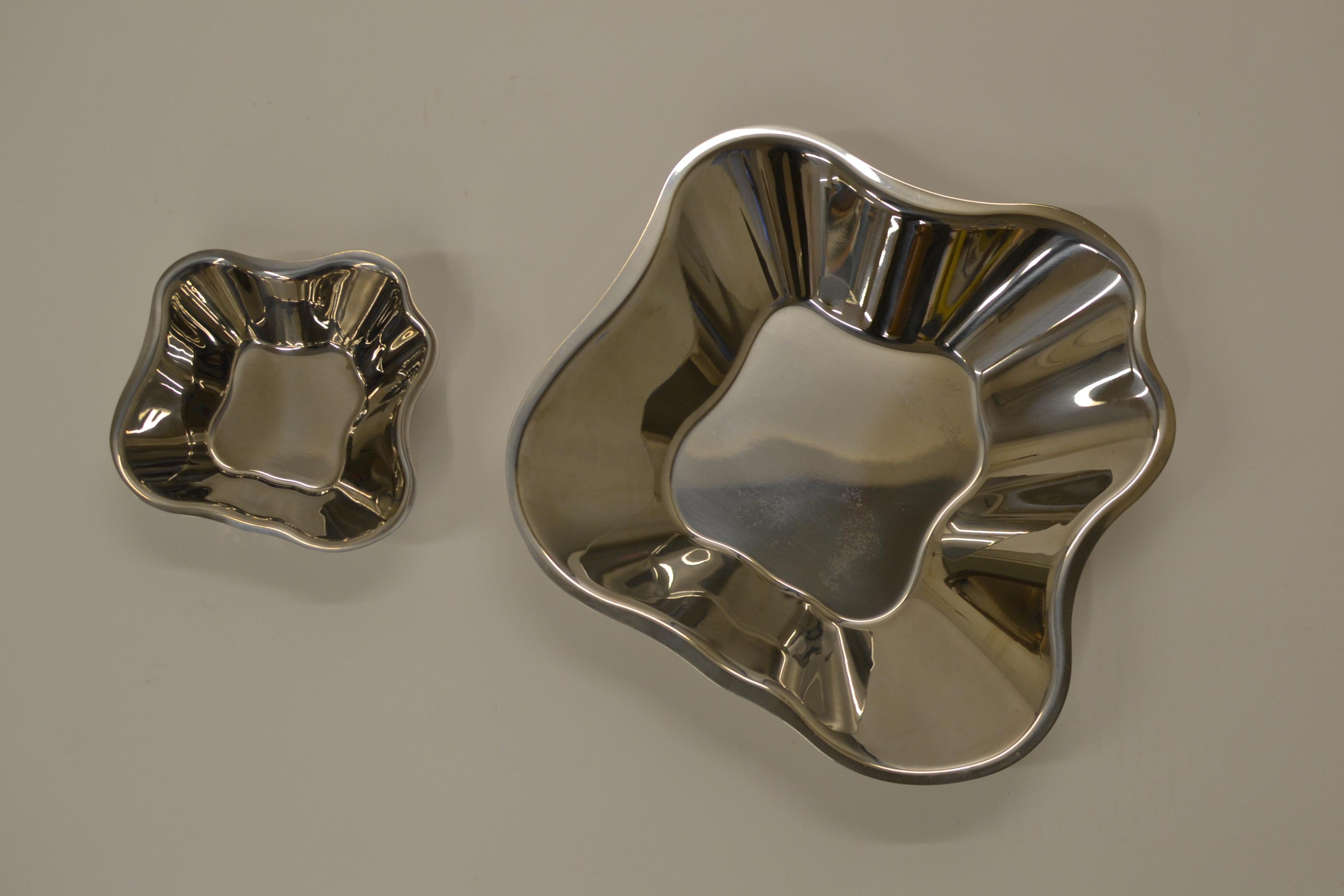 Coppia di ciotole in acciaio Alvar Aalto di Iittala Finlandia in vendita 1