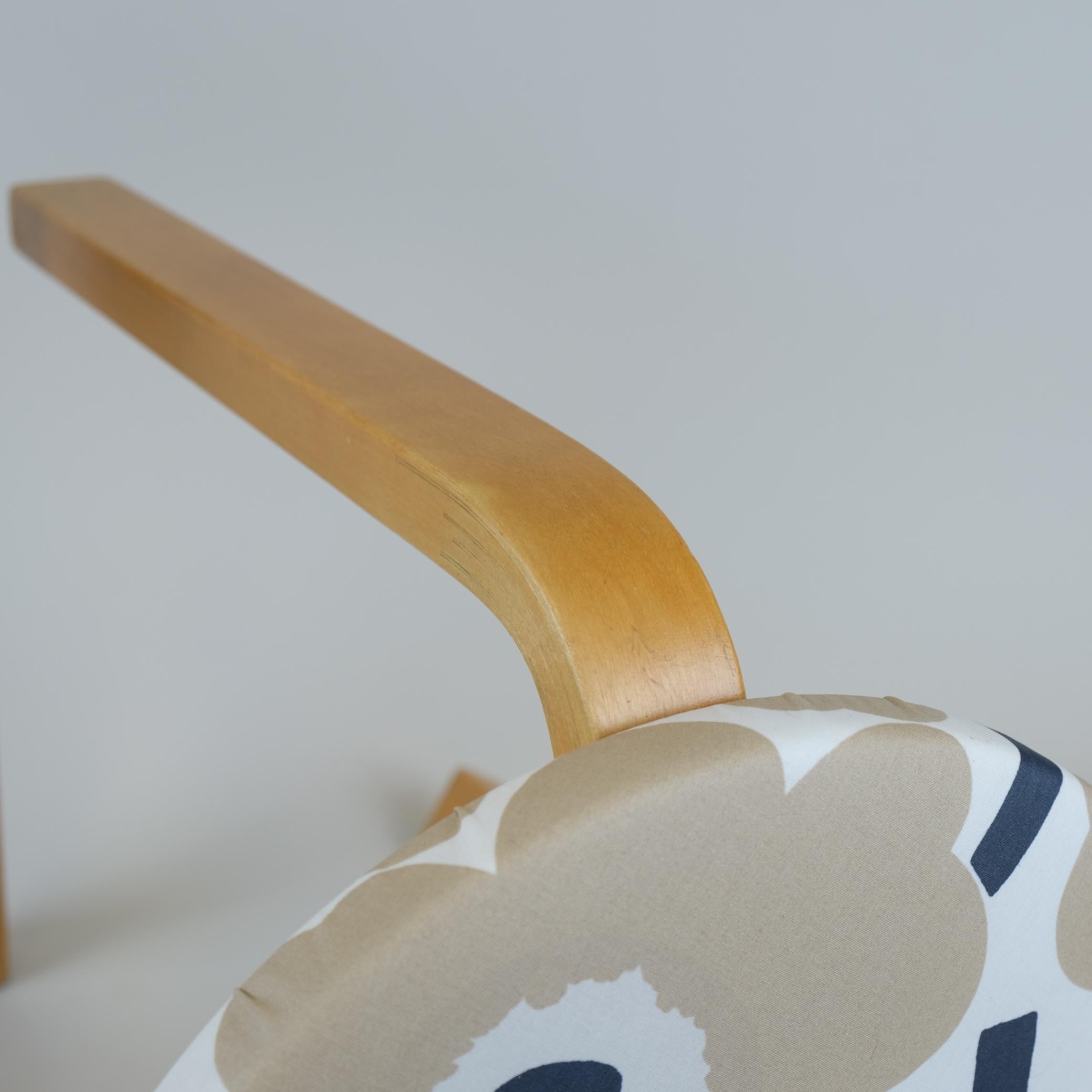 Pair of Alvar Aalto Stools Model no 60, Marimekko Unikko Textile, Artek 1940s In Good Condition For Sale In Helsinki, FI