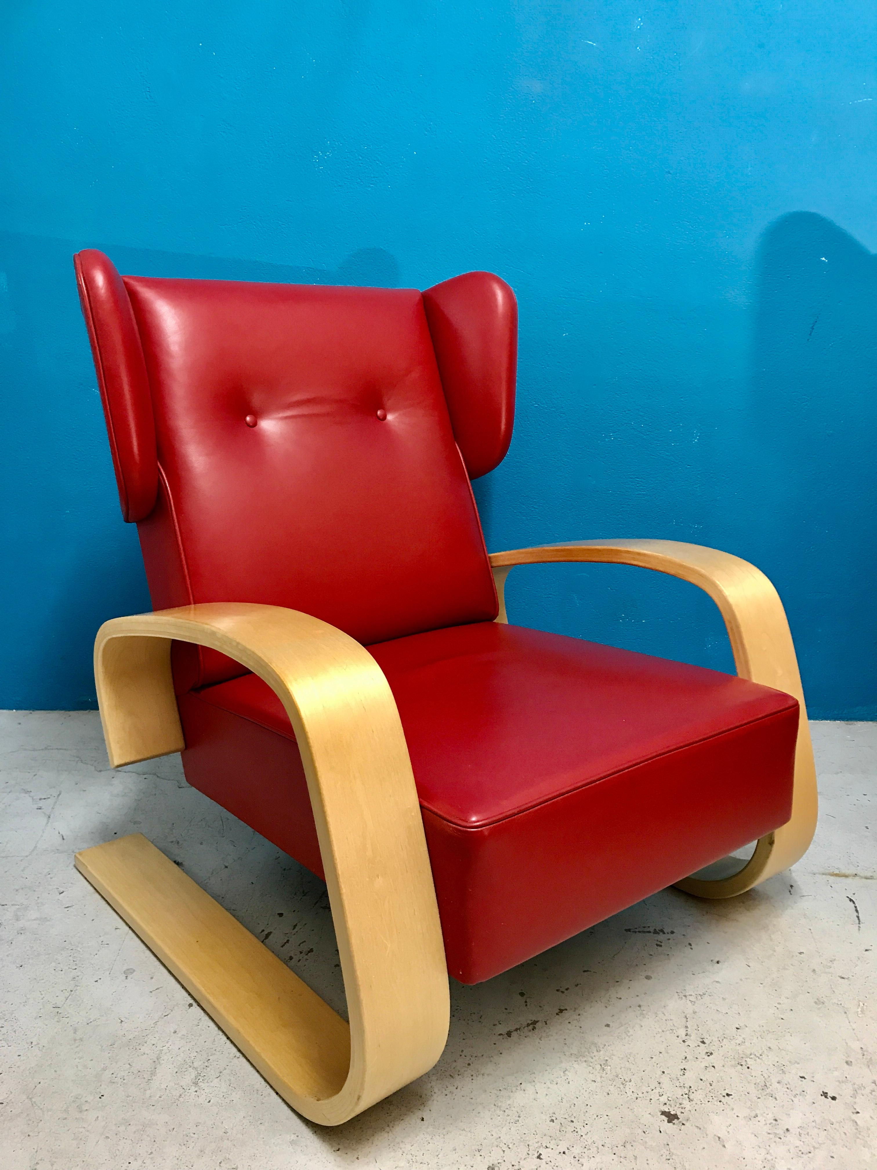 Extremely fine, rare and showy pair of armchairs designed by Alvar Aalto.
These E400-model chairs are bit heavier and bigger version of iconic Tank chair. 
The model has not been in production for a long time and this pair were made to order in