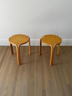 Paar Alvar Aalto Vintage Birke X600 Fan Leg Hocker - Mitte des Jahrhunderts Modern 1960s